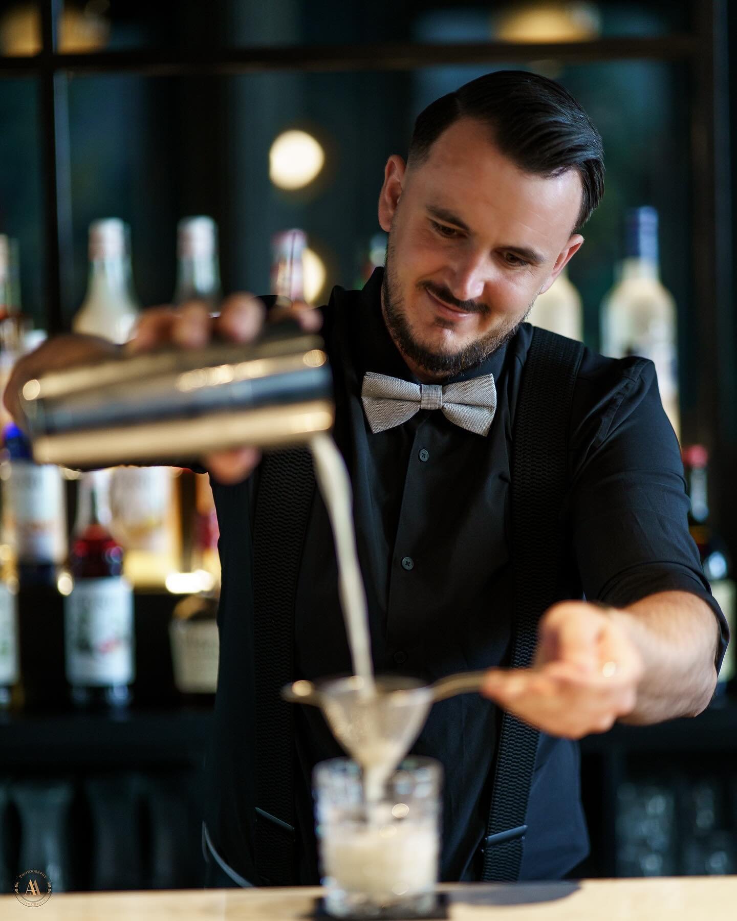 Unser Barkeeper @gerjon.m in Action🍹 
📸 made by @aa_photoography 
#bartending #cocktails #vorfreude #comingsoon #photography #eatandgreet