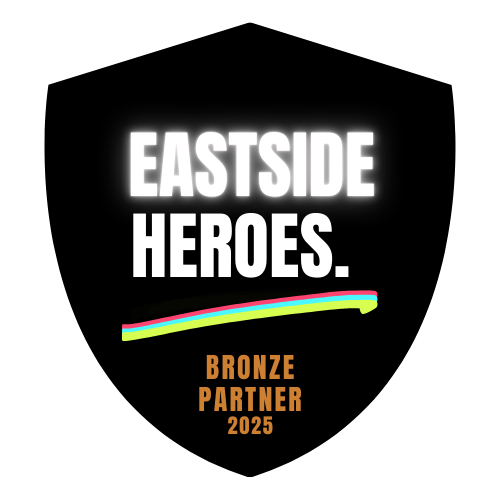 Text auf schwarzem Hintergrund: "EASTSIDE HEROES. BRONZE PARTNER 2025" mit bunter Linie darunter.