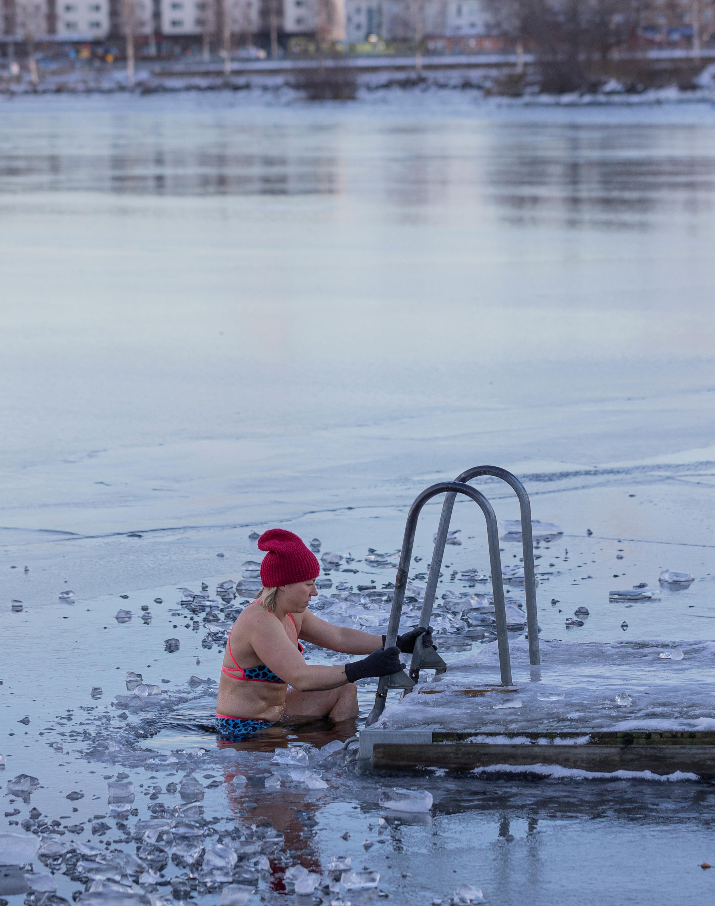 Cold plunging: discover the latest benefits of ice baths for health and wellness