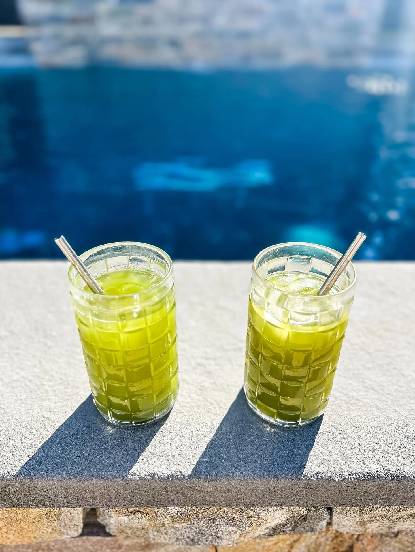 Poolside vibes, powered by greens ☀️🥬 Just two cups, one ingredient, OnlyKale.

#OnlyKale #GreensOnTheGo #PoolsideSips #HealthyLiving #HotDayCoolGreens #SummertimeSippin