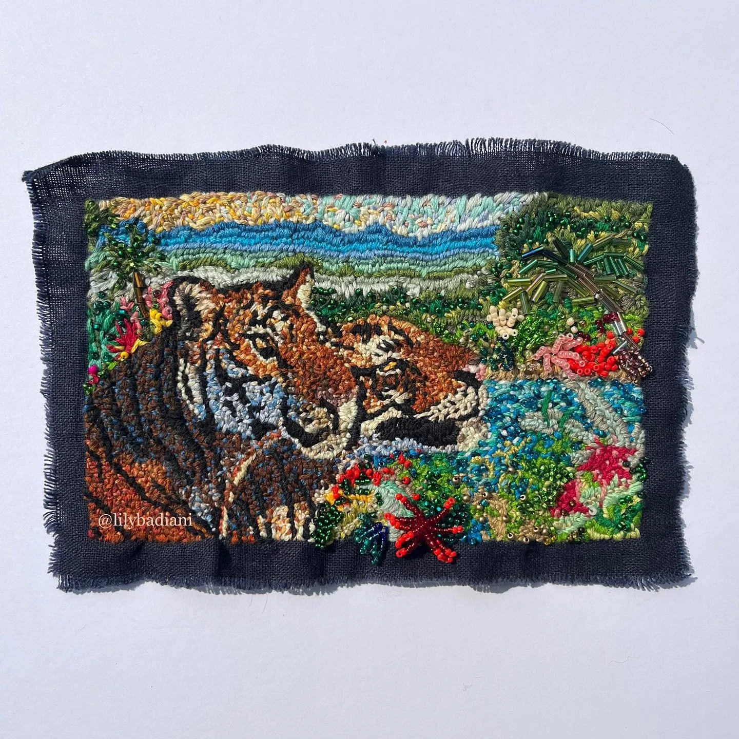 ✨ After a year this is finally finished!! Took me almost 100hrs in total, I made a lot of mistakes that I had to undo, which was very frustrating to unpick. The back is very messy as you can see in the last photo 🐅 I was debating whether or not to a