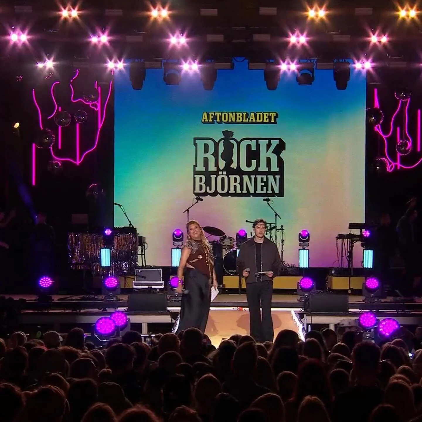 Rockbj&ouml;rnen 2025!✨ S&aring; kul projekt som sammanfattas med gorillatyg, gul matta, rosa neonslingor, spegel, fransar, fransar, fransar och tropisk yta f&ouml;r Paradise Hotel🌴

Stort tack @life_event och @viaplaysverige f&ouml;r fina samarbete