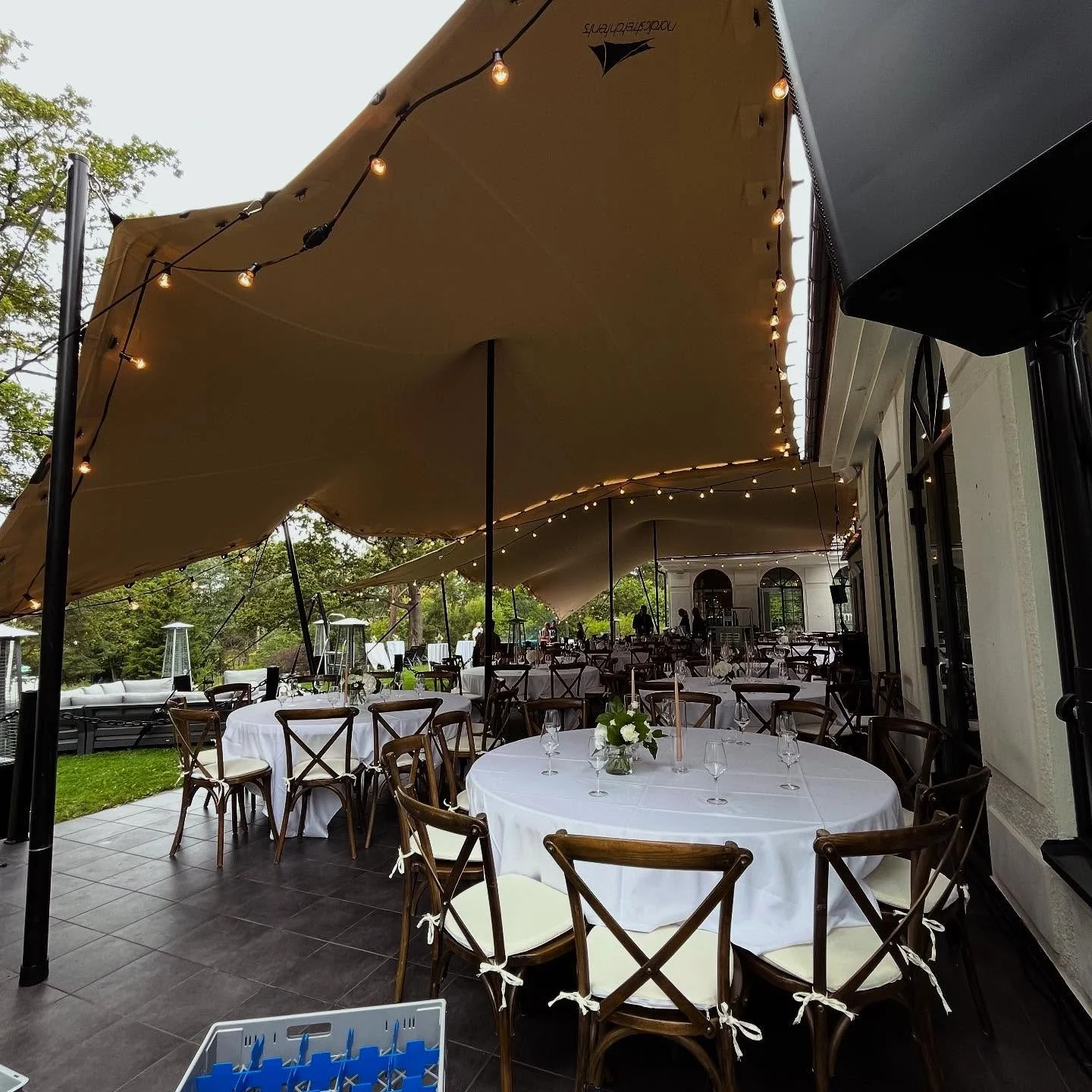 I helgen h&auml;ngde vi p&aring; Ingar&ouml; och levererade m&ouml;bler &amp; dekor. Visste ni att v&aring;ra barer barer matchar v&aring;ra st&aring;bord?🤩🥳

Tack @needs_decor_design @life_event @floweriesbyhanna!🌟

#conceptbox #dekor #event #eve