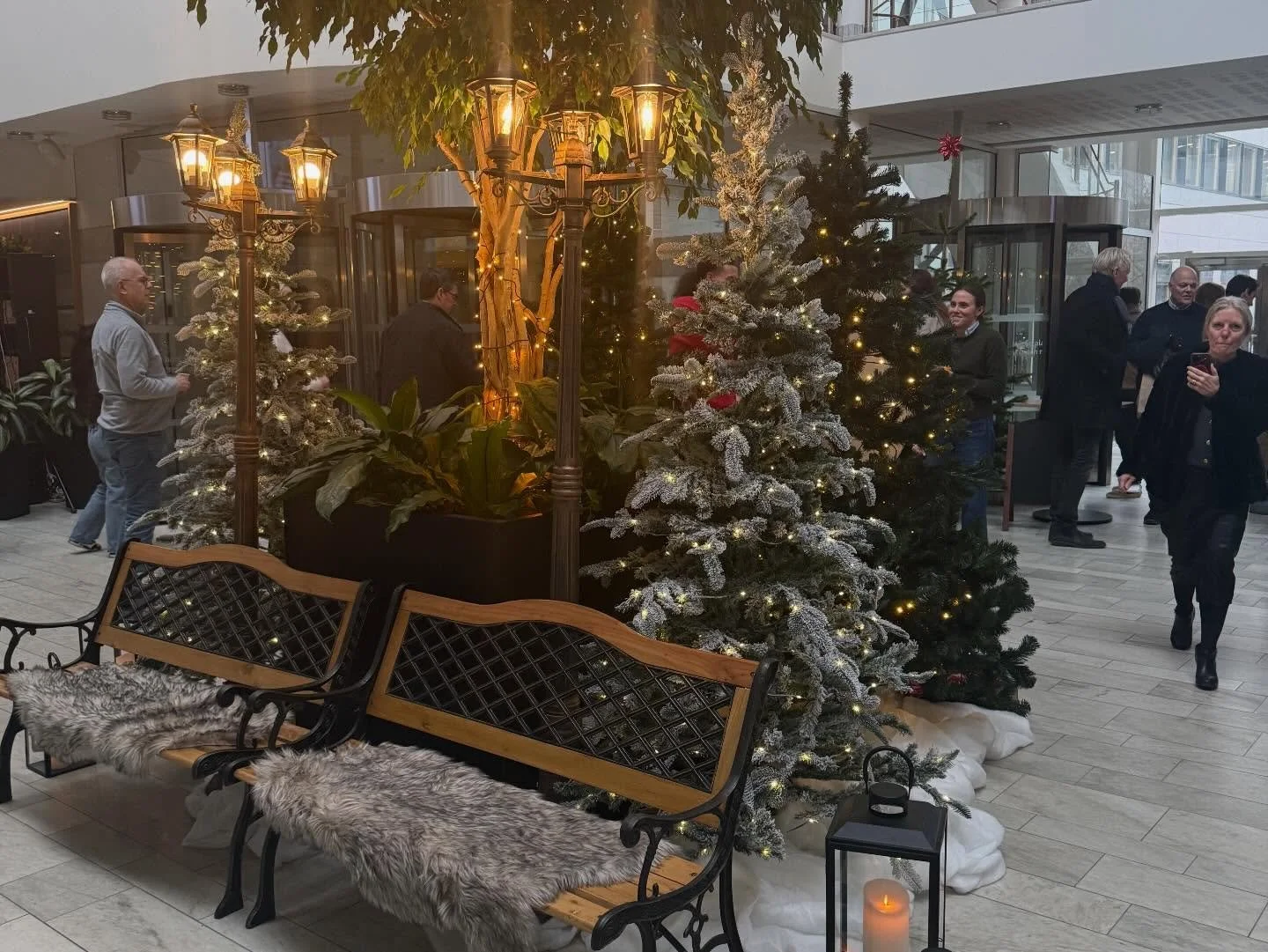 ✨🎄 Christmas Takeover 🎄✨

Vi fick &auml;ran att f&ouml;rvandla kundens reception och entr&eacute; till en magisk julv&auml;rld. Julmarknad, granar i massor, girlanger i balkongr&auml;cken, glittrande ljusslingor och allt fr&aring;n Santa&rsquo;s Wo