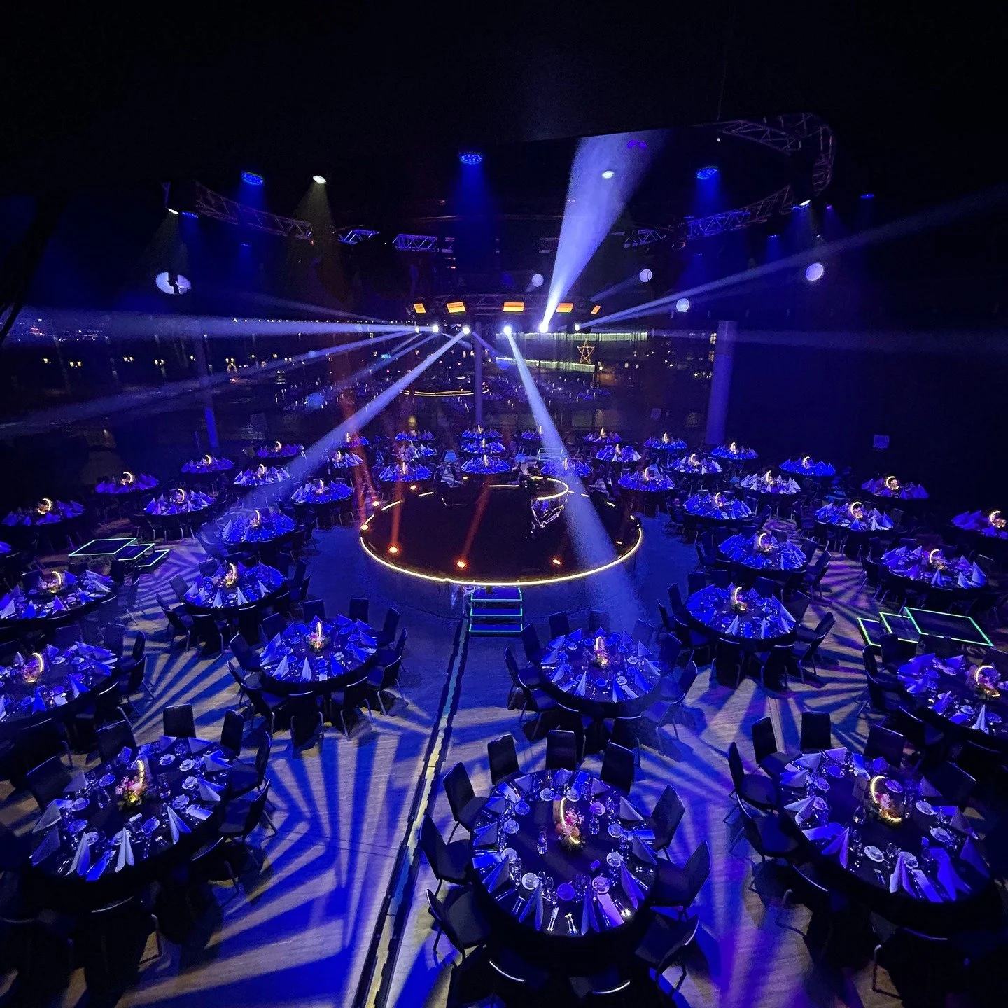 ✨ Wow vilket roligt dekorprojekt! ✨
P&aring; Waterfront fick vi chansen att skapa en helhetsupplevelse d&auml;r ljus, dekor och detaljer verkligen fick g&ouml;ra jobbet.
Fr&aring;n 500 m LED-slingor, 10 m ljustunnel och stor fotov&auml;gg till kontur