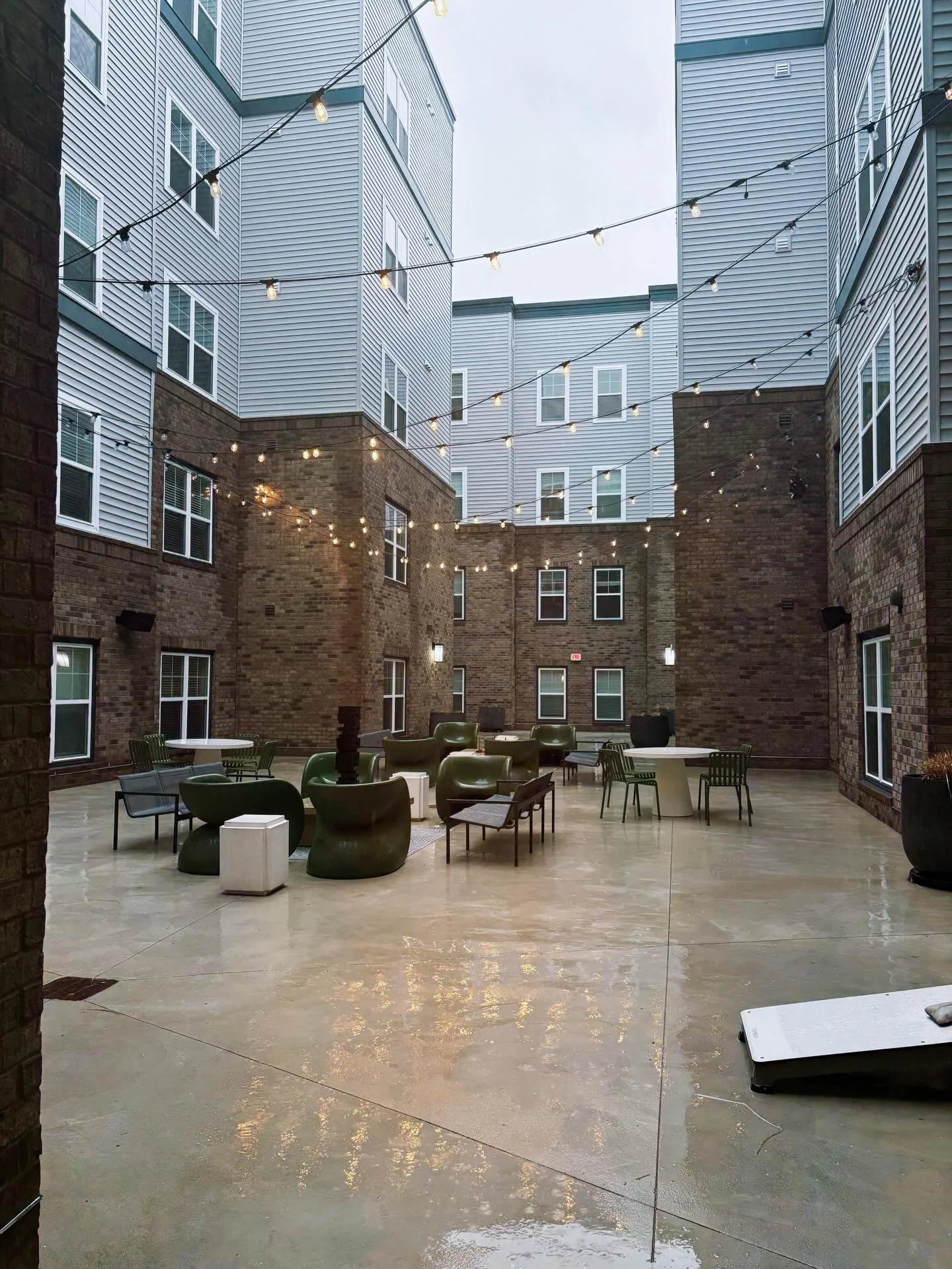 We love our rainy days that show off our courtyard lights ✨ How are you spending your Thursday???

#gatewayloftscincinnati #uofcincy #studenthousing #bearcatnation