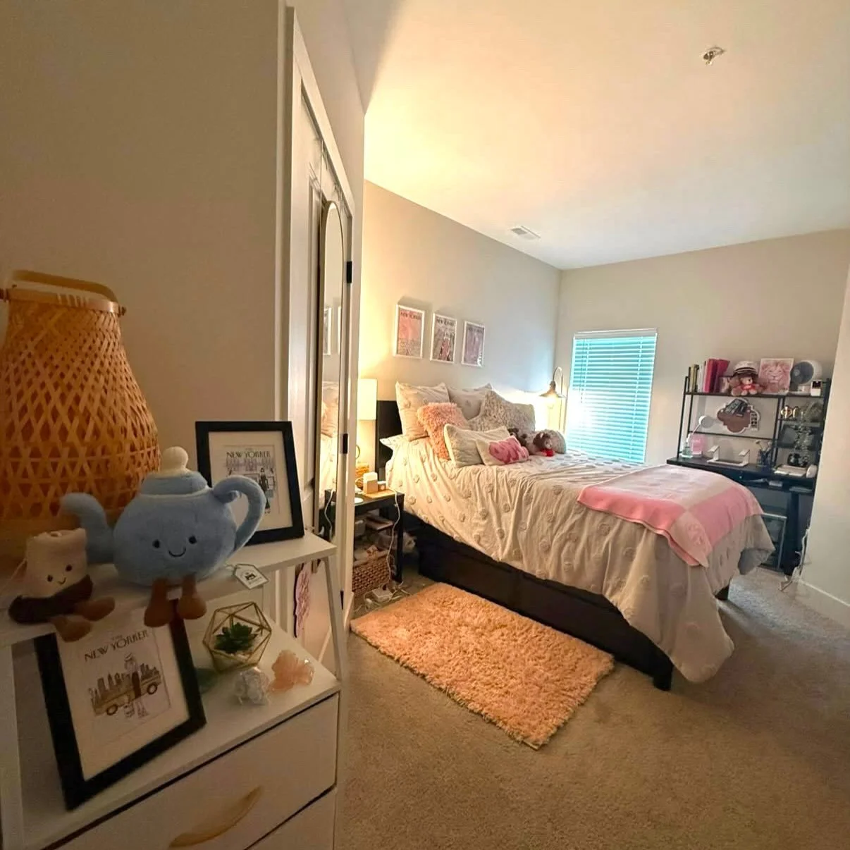 Day 1 of Early Move-In complete ✅ We are so happy to welcome our first few new residents today ☺️. Little spotlight on one of our cutest 2x2 units! We would LOVE to see what you all do with your spaces! Feel free to share your newly decorated apartme