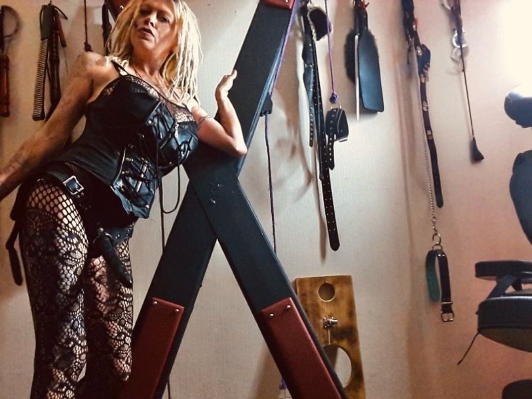 MissFox_standing_strap.jpg