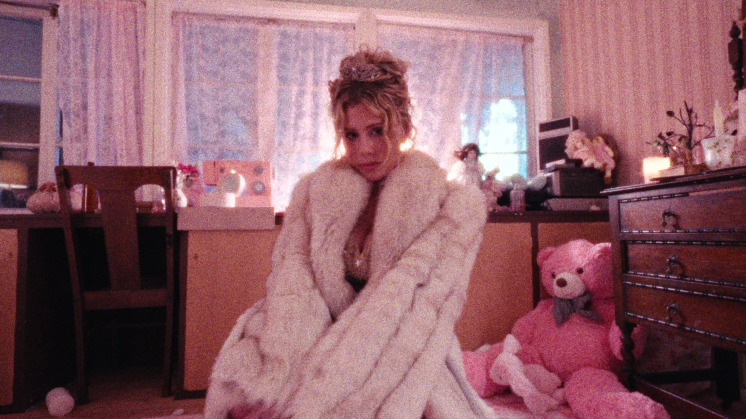 Slayyyter - UNKNOWN LOVERZ (Official Video)