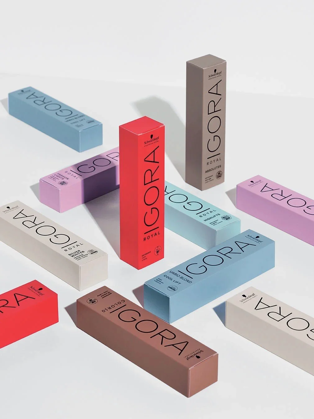 Différents emballages de produits GORA en diverses couleurs et tailles, exposés sur une surface blanche.