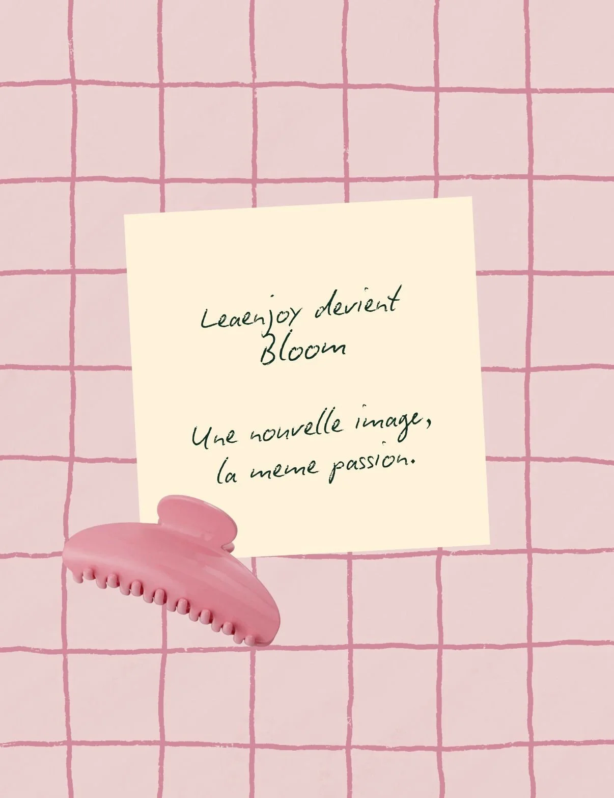 Une note écrite à la main sur un fond rose à carreaux, accompagnée d'un clip rose en forme de pince à cheveux.