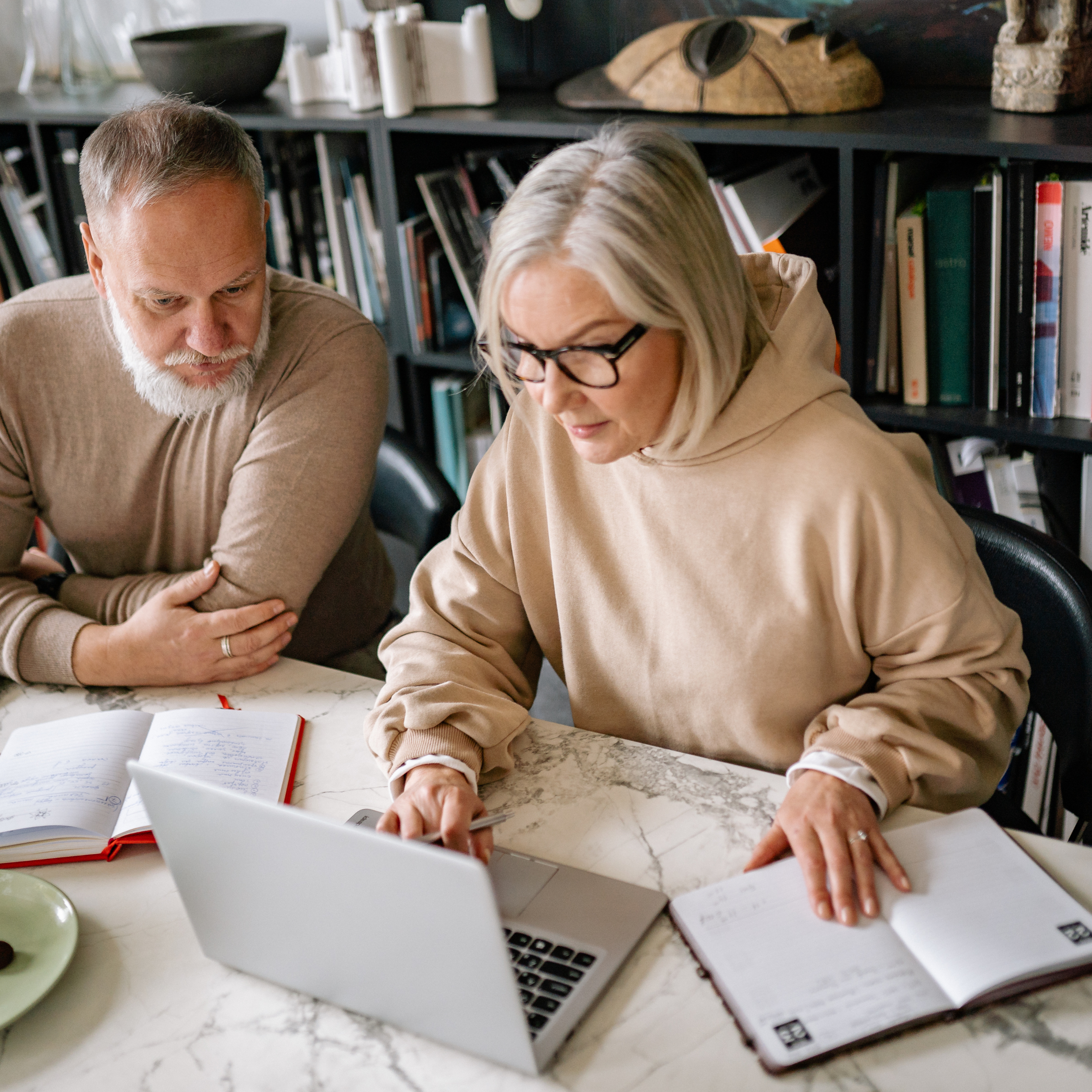QuickBooks vs Hiring a Bookkeeper: What’s Right for You?