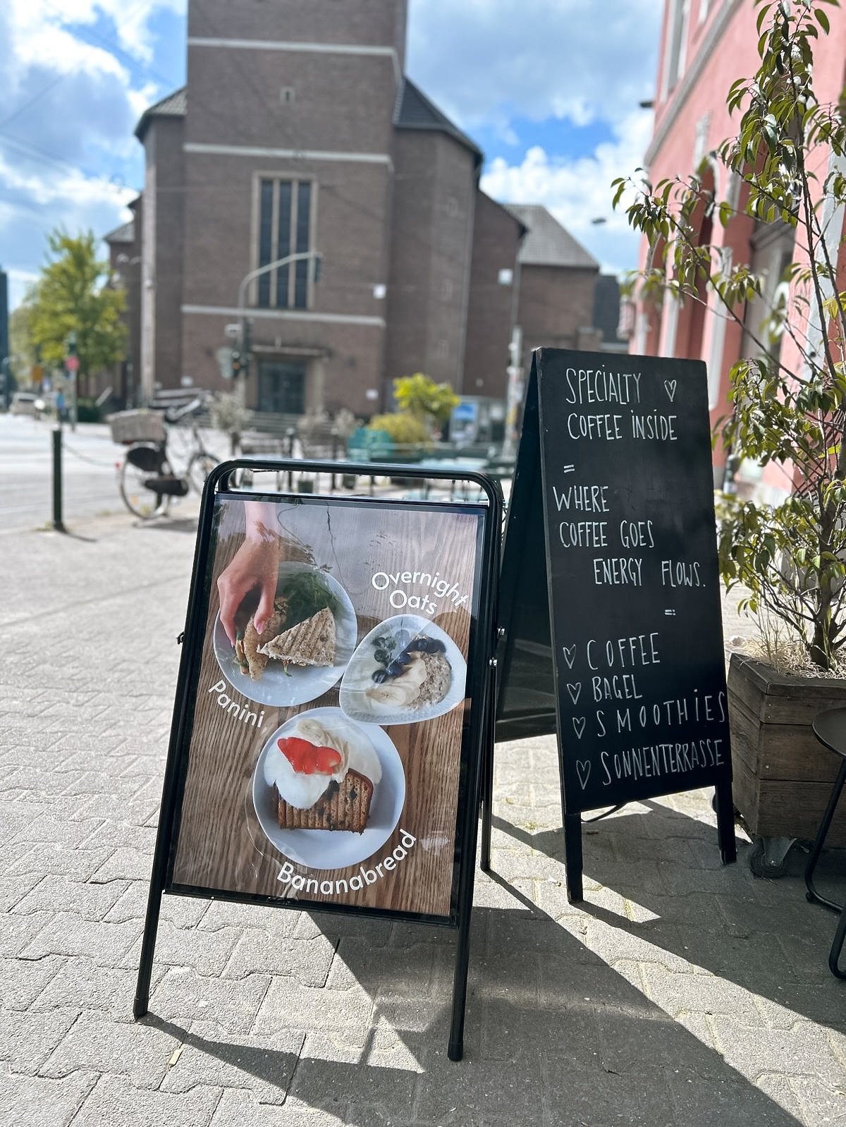 FIRST WEEK OF MAY RECAP☀️🌼 

1.New breakfast is up 🍓
2.Overnight Oats Liebe 🥣 
3.Girls Night 🎀
4.Getting creative 🥂 
5.Catering for  @youpila.studios @cybex_global 🩰 (📸credit @leticianeidl )
6.Next level latte art @nabidzhonmukumov 🫧 
7.Was i