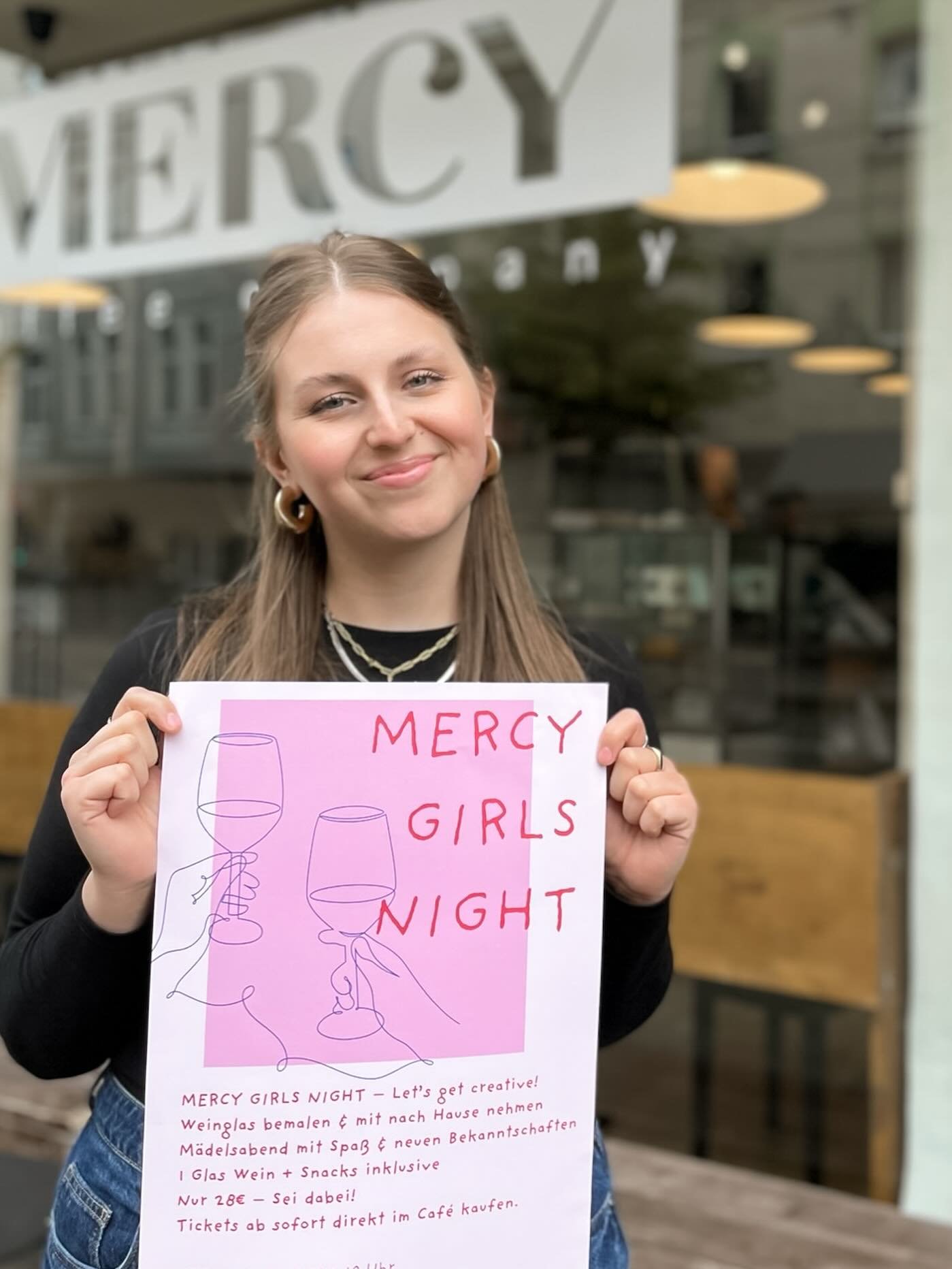 Girls Night Giveaway!
Lust auf eine kreative Auszeit mit deiner Bestie?
Wir verlosen 2 Tickets f&uuml;r unsere MERCY GIRLS NIGHT am 2.7.2025 19.30 Uhr 🍷
So bist du dabei:
🌸Folge uns @mercycoffeecompany 
🌸Like diesen Beitrag
🌸Markiere deine Bestie
