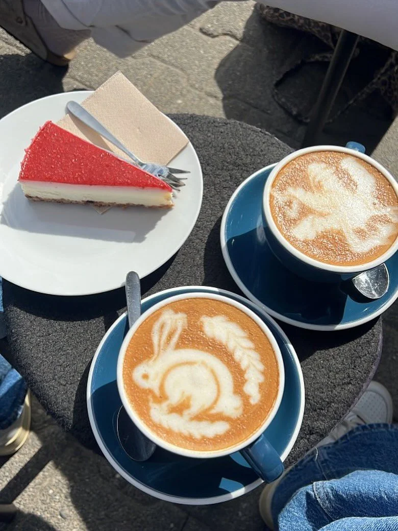 Wer ist bereit f&uuml;rs Wochenende? ☕️
.
.
.
.
.
.
.
.

#coffeelover #coffee #coffeedaily #barista #baristalife #mercycoffeecompany #baristavibes #specialtycoffee #duesseldorf #latteart