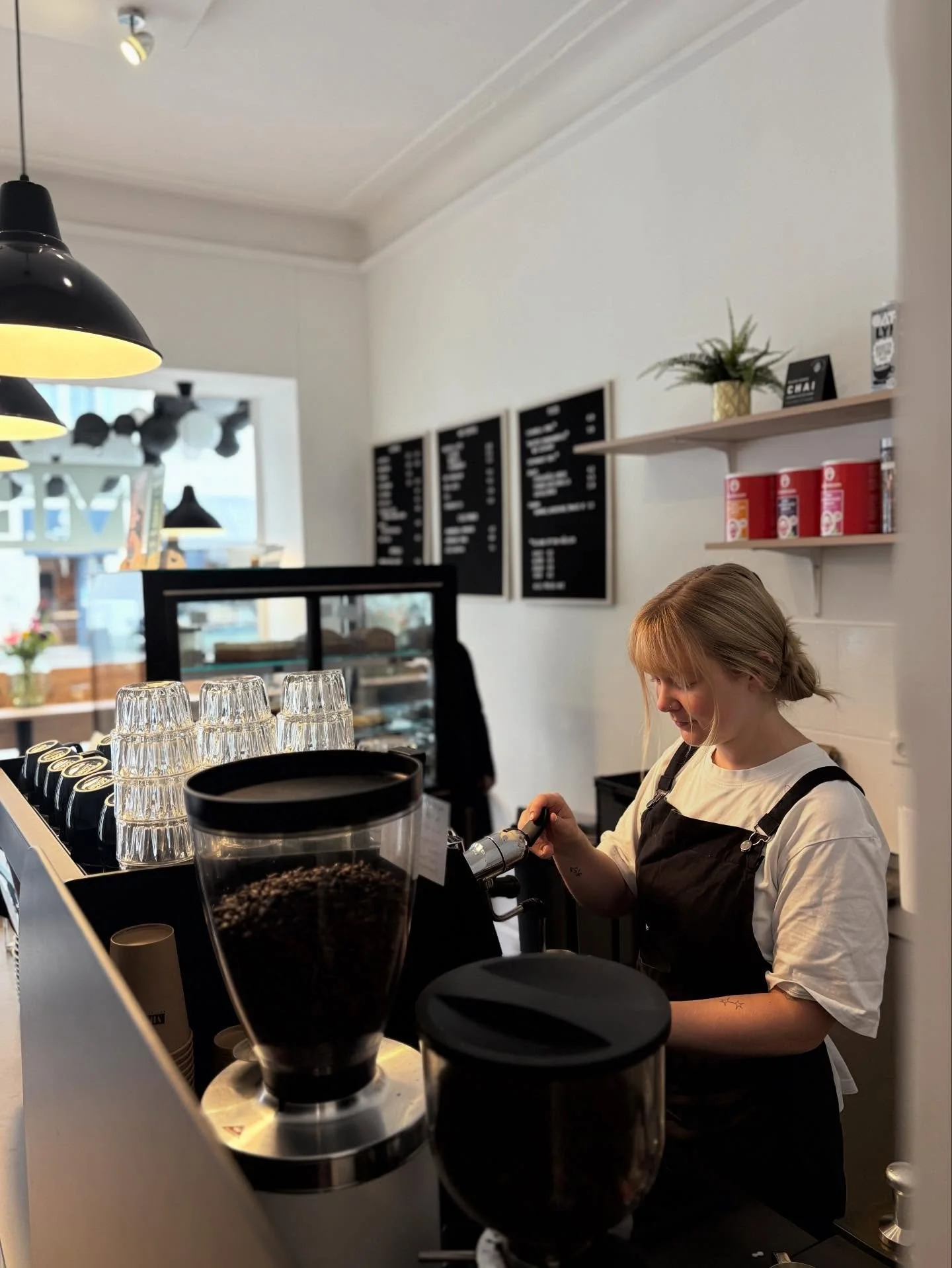 Morgen ist Feiertag 🎉☕️
Und wir sind den ganzen Tag f&uuml;r euch am Start &ndash; mit leckerem Kuchen &amp; Specialty Coffee. Kommt vorbei, genie&szlig;t den Tag bei uns und g&ouml;nnt euch &rsquo;ne Auszeit. 🍂✨

📍 Unterbilk: 9:00 &ndash; 18:00 U