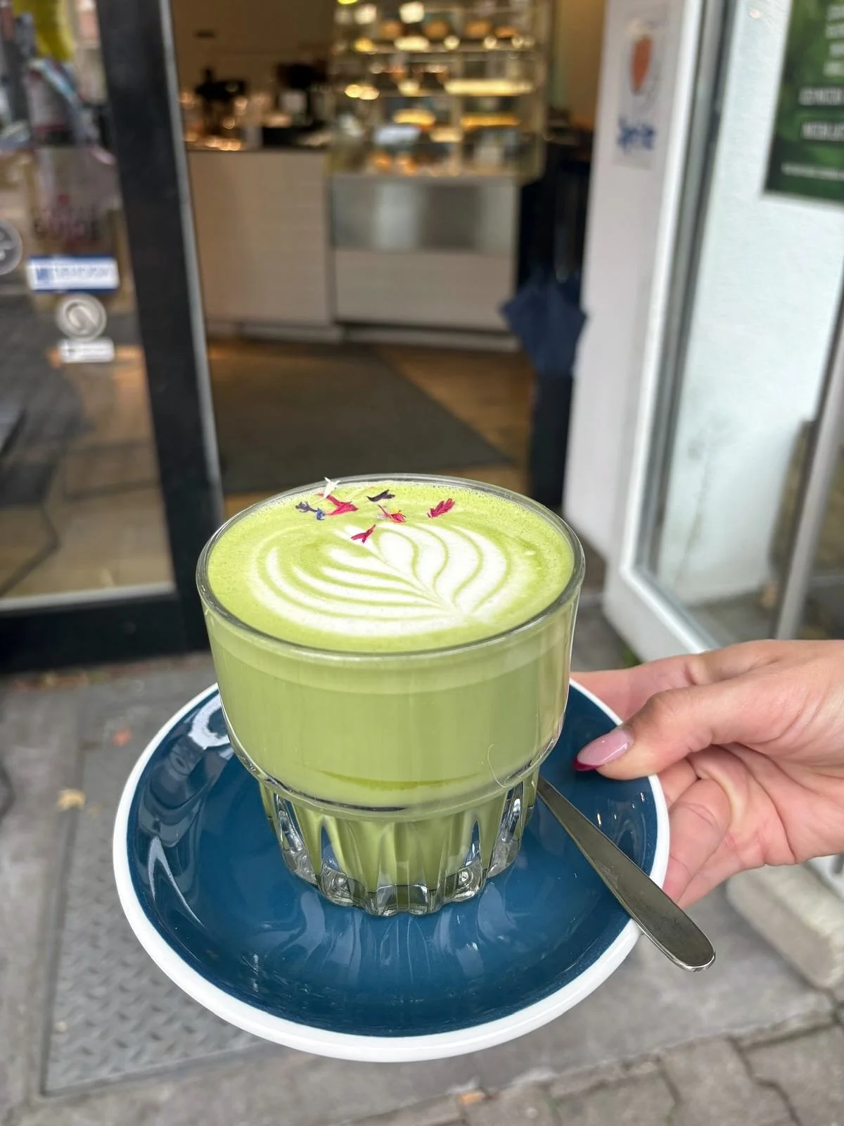 Matcha Love💚 Unsere Matcha Karte bekommt ein herbstliches Upgrade. Ihr habt unsere Iced Specials geliebt ( unsere neuen warmen Specials bekommt ihr nat&uuml;rlich weiterhin auch iced) und daher haben wir unser Sortiment f&uuml;r euch erweitert. &bul