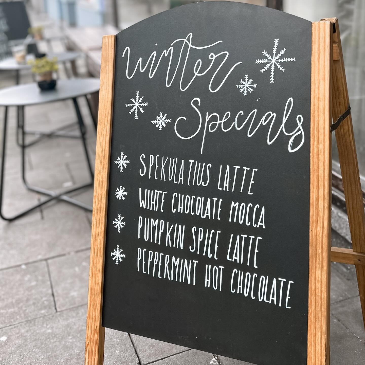 Wir freuen uns auf das erste Adventswochenende 🎄

Und passend dazu sind unsere Winter Specials zur&uuml;ck: 
* Spekulatius Latte
* Pumpkin Spice Latte
* Peppermint Hot Chocolate 
* White Chocolate Mocca

Kommt vorbei ☕️
.
.
.
.
.
.
.
.
.
.
.
.
.
.


