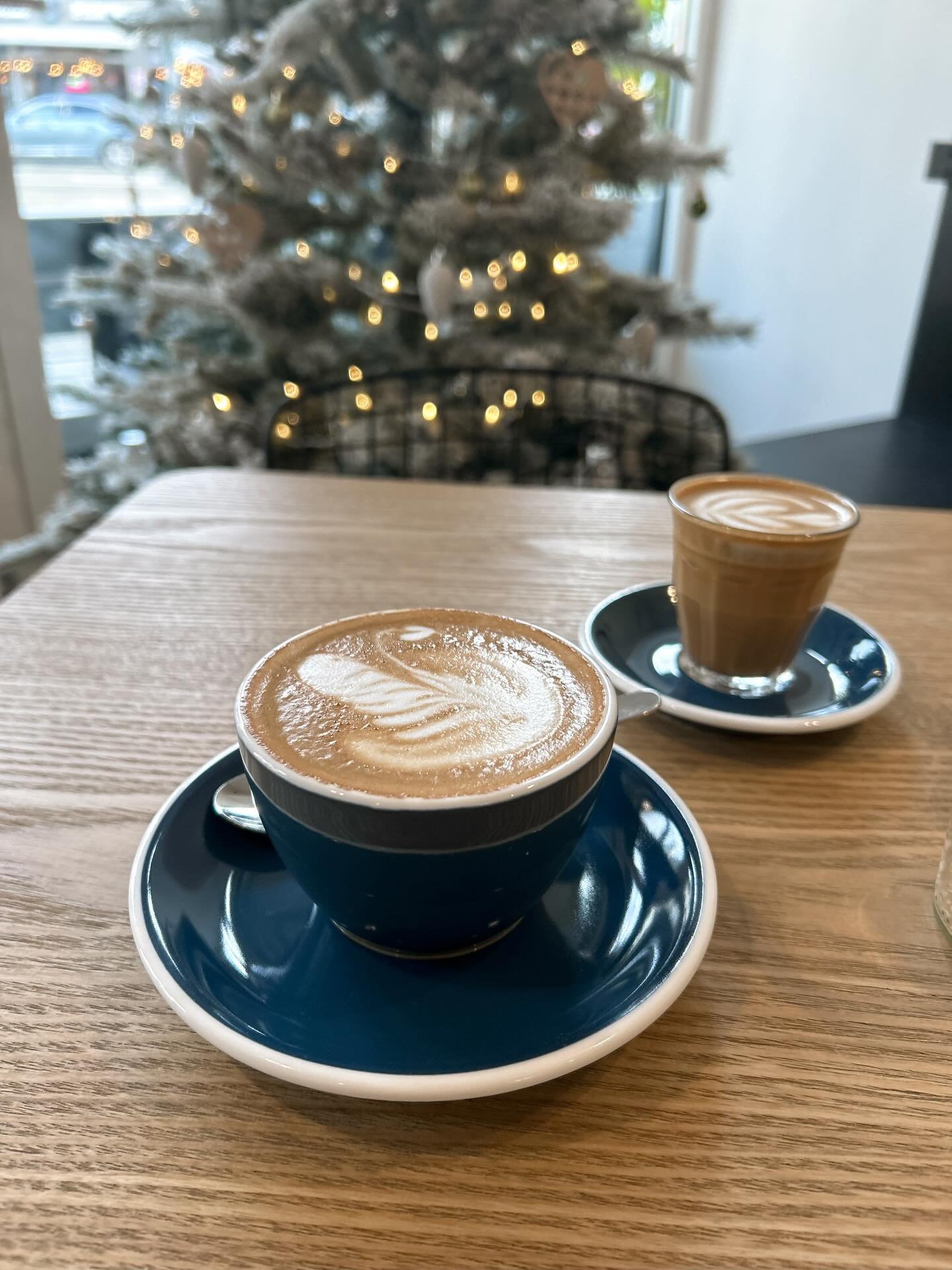 GEWINNSPIEL &bull; unsere Winter Specials sind endlich wieder da! Und wir verlosen ein Coffee &amp; Cake Date f&uuml;r 2 Personen ☕️🤍

Unsere Winter Specials
&bull;Spekulatius Latte
&bull;Pumpkin Spice Latte
&bull;Peppermint Hot Chocolate
&bull;Whit