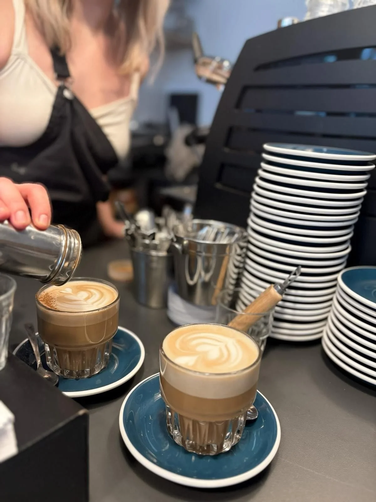 Unsere Woche im MERCY ☕️

1- Spekulatius Latte. All day - everyday! 
2- Die ersten Schneem&auml;nner werden gezaubert @iamsarahte 
3- Dream Job Barista? @johanna.jpe 
4- Auch in Flingern durfte ein Mini-Weihnachtsbaum einziehen 

.
.
.
.
.
.
.

#coff