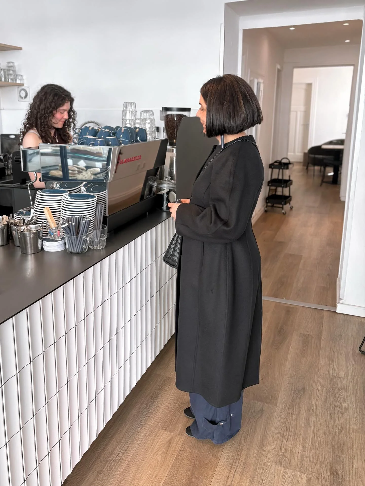 Gro&szlig;e Stammkunden-Liebe 🤍😍
Ihr macht das MERCY erst zu einem besonderen Ort. 

@design_nardin_ansari 🤍☕️

#coffeeshop #duesseldorf #cafe #stammkunden