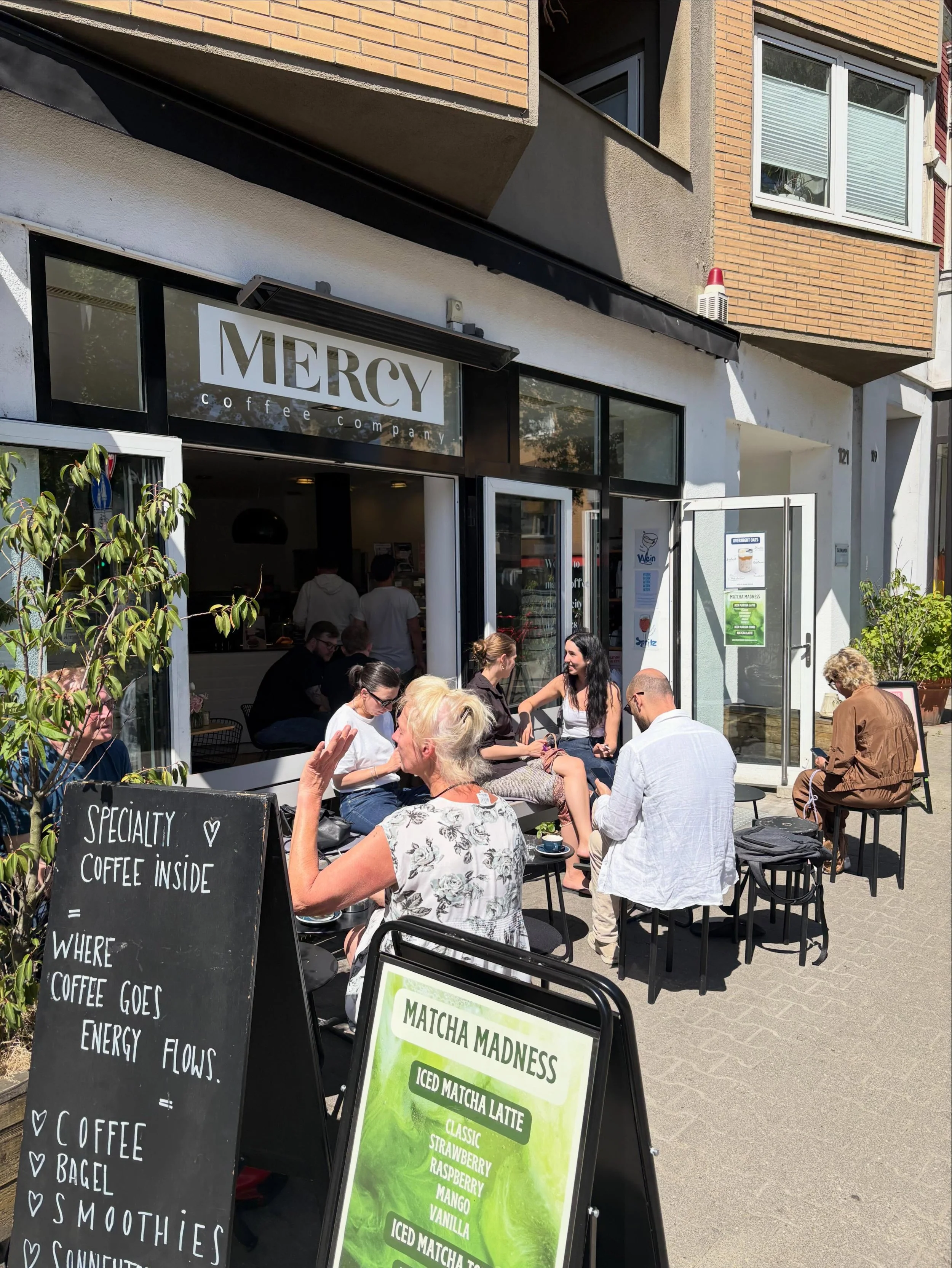 Bei den Temperaturen hilft nur ein leckerer Iced Drink ☀️ 

Ob Iced Mango Matcha, Iced Strawberry Latte oder ein klassischer Iced Caramel Latte. Wir haben f&uuml;r jeden von euch das passende Getr&auml;nk.

Unser Tipp: in Unterbilk auf unserer Terras