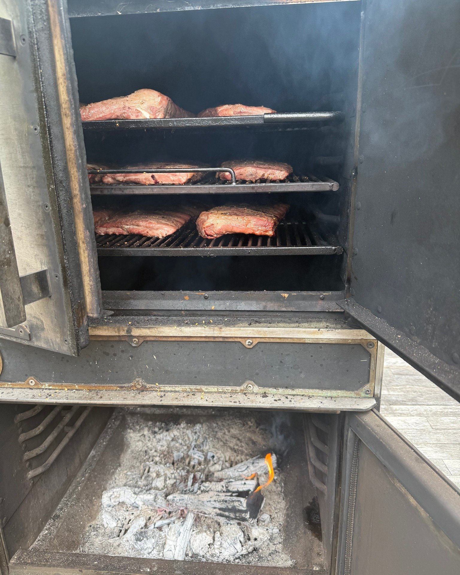 About last night 🔥
We take it very seriously when our team is coming for dinner!

🪵 by @carolinamorningfirewood 
🐷 from @costco