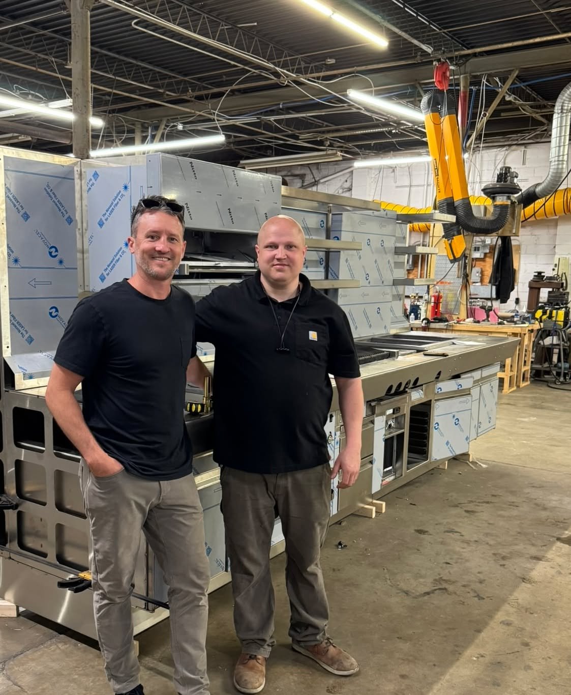 While we have been quiet on SoMe for a while, the shop has been buzzing with life and new creations like this @next_step_design creation with appliances from our partners @themontaguecompany. Thank you David for stopping by to discuss the details 🔥

