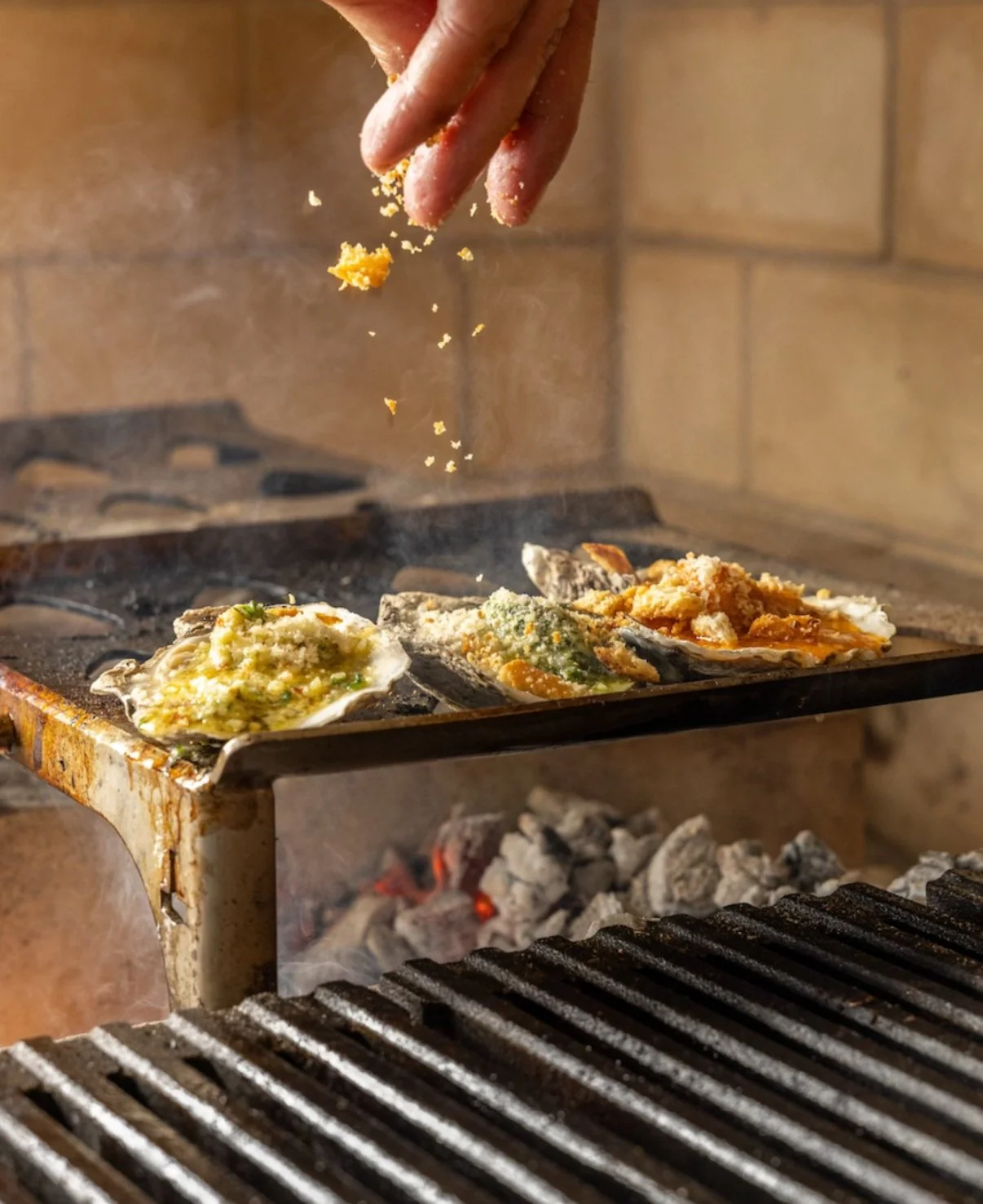 Visit @vinnysclambar in Tinley Park IL and get hooked on their ember roasted oysters 🔥🔥🔥

Oyster hand grills are available in the webshop.