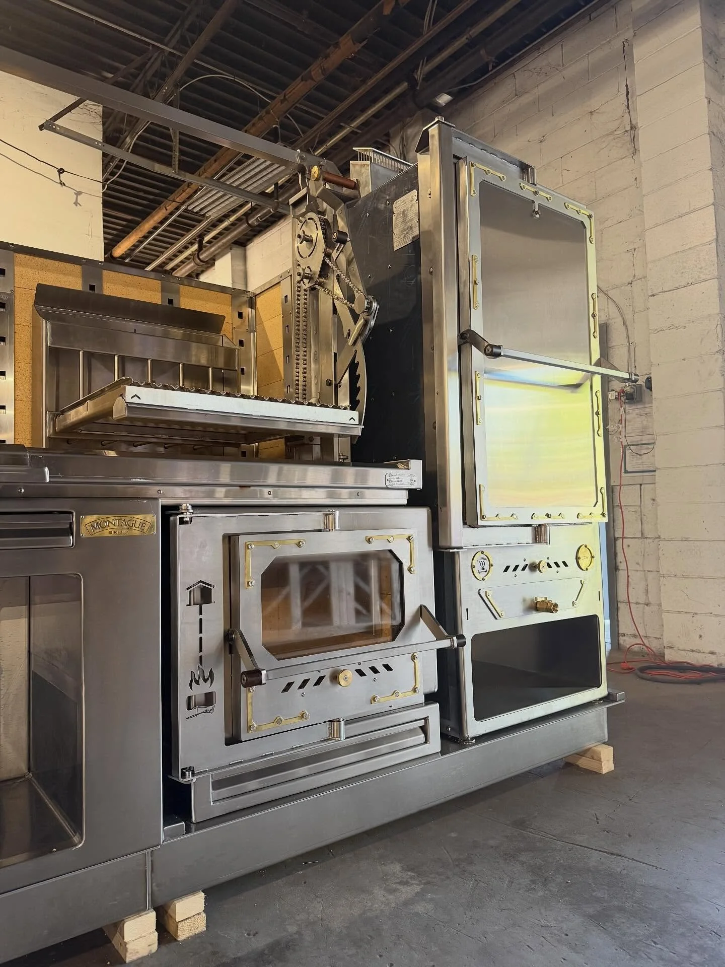 Closing out the week with this off-set smoker that is heading to its new family in Texas 🔥🔥. @themontaguecompany