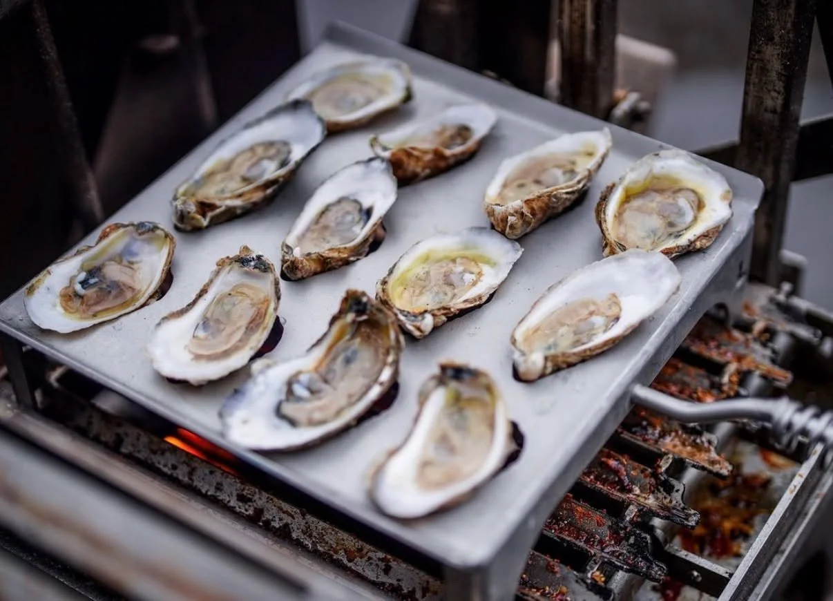 Oysters don&rsquo;t forgive bad tools. They punish them.
Sliding, spilling, overcooking.

We built this Oyster Hand Grill for one reason:
to give you full control over a delicate moment.

A secure stainless frame keeps oysters locked in place
as you 