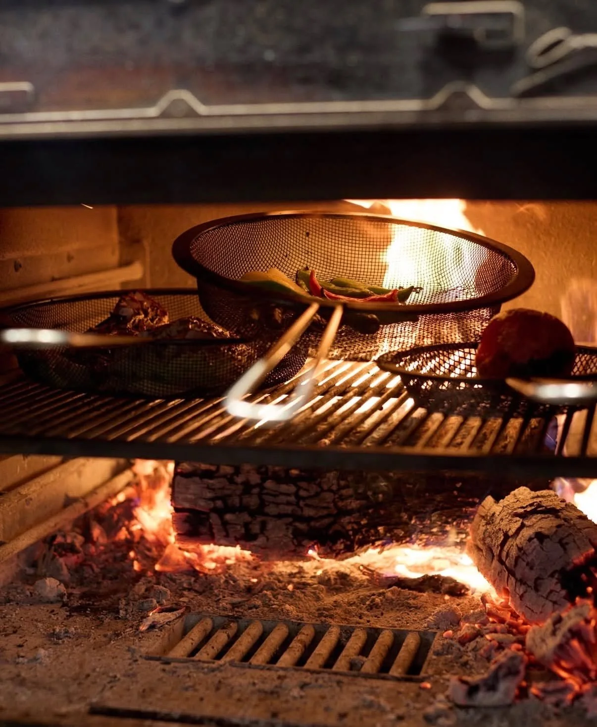 This is what happens when fire is treated with respect.
@tomat.la showing off serious live-fire skill 🔥

#grillsbydemant #losangelesfood #lafinedining #livefirecooking #solidfuelcooking #solidfueloven #cookingwithfire #cheftools #grillbasket