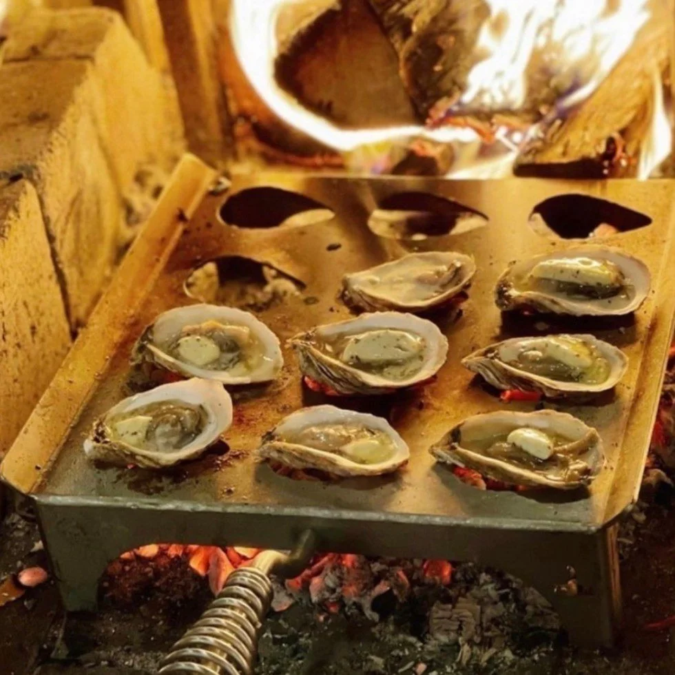 From raw to flame to finish.
Every oyster stays exactly where it should.
Juices intact. Flavor amplified.

Available now in our webshop.

📸 1 by @chef_jaysen_euler 
📸 2 by @rambler_events 
📸 3 by @vinnysclambar 
📸 4 by @holycityhog &amp; @lawrenc