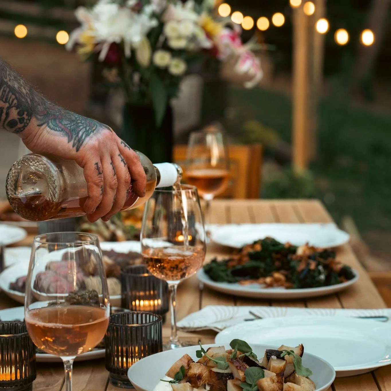 🔥 Some days just feel like fire season is coming back 🔥
Long tables.
Open flames.
Wood smoke drifting through the trees.
A glass being poured.
Something slow-roasting over the fire.
Friends gathering before the first plate even hits the table.
Thes