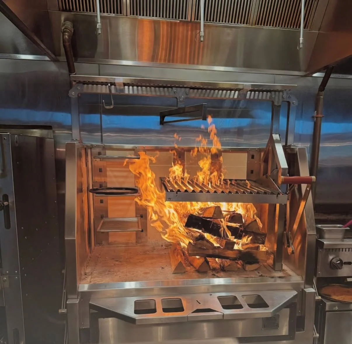 🔥 Control the fire. Control the flavor 🔥
Our modular live-fire grill gives chefs total command of heat, flame, and embers.
No shortcuts.
Just fire and craftsmanship.

Want live-fire in your kitchen?
DM us.

📸 by @ludlowandprimesteakhouse 

#LiveFi