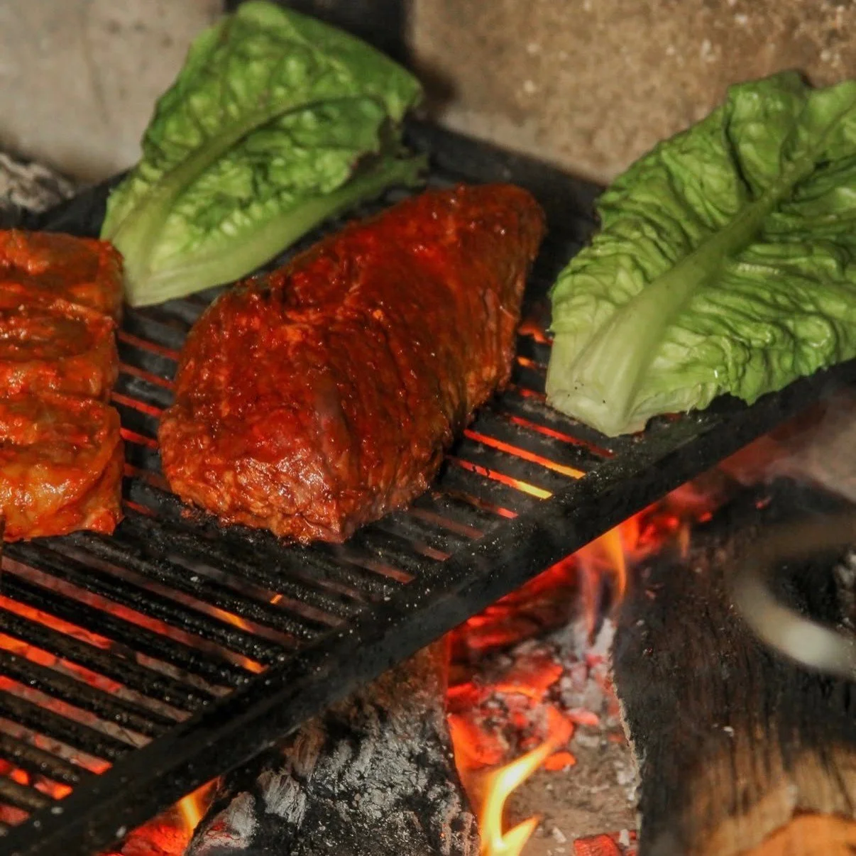 The problem isn&rsquo;t the fire,  it&rsquo;s control.
At @pascual.dc  the fire isn&rsquo;t just used, it&rsquo;s mastered. Every inch of heat is intentional. 

That&rsquo;s why the original wall rack system exists.
Not as a feature. As a solution.
M