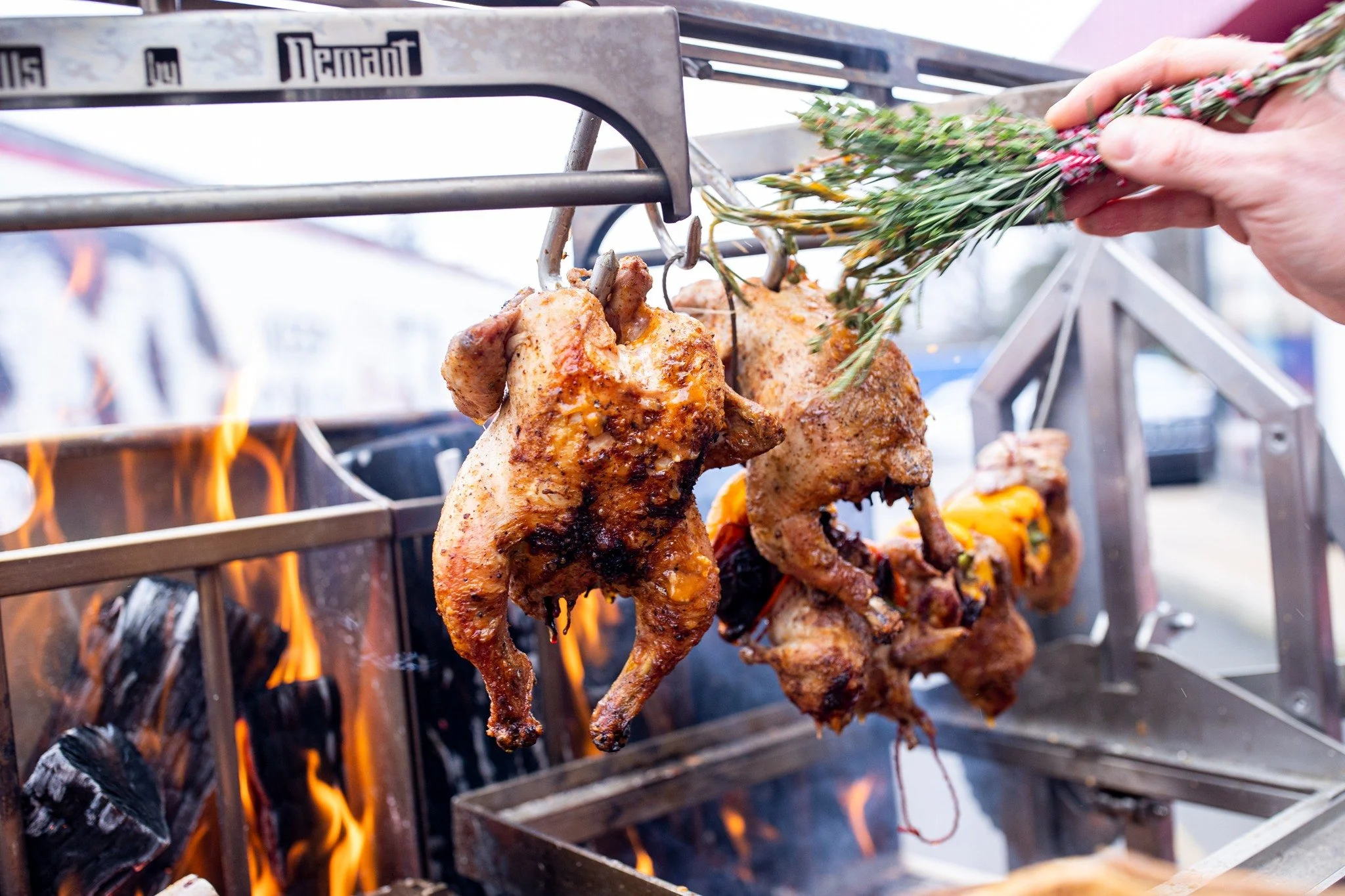 At first glance, it&rsquo;s just fire and chicken.
But this is control.
Crisp skin without flare-ups.
Even heat without compromise.
Juice locked in, not burned off.

Most grills fight the chef.
This one works with them.

Hanging over live fire, every
