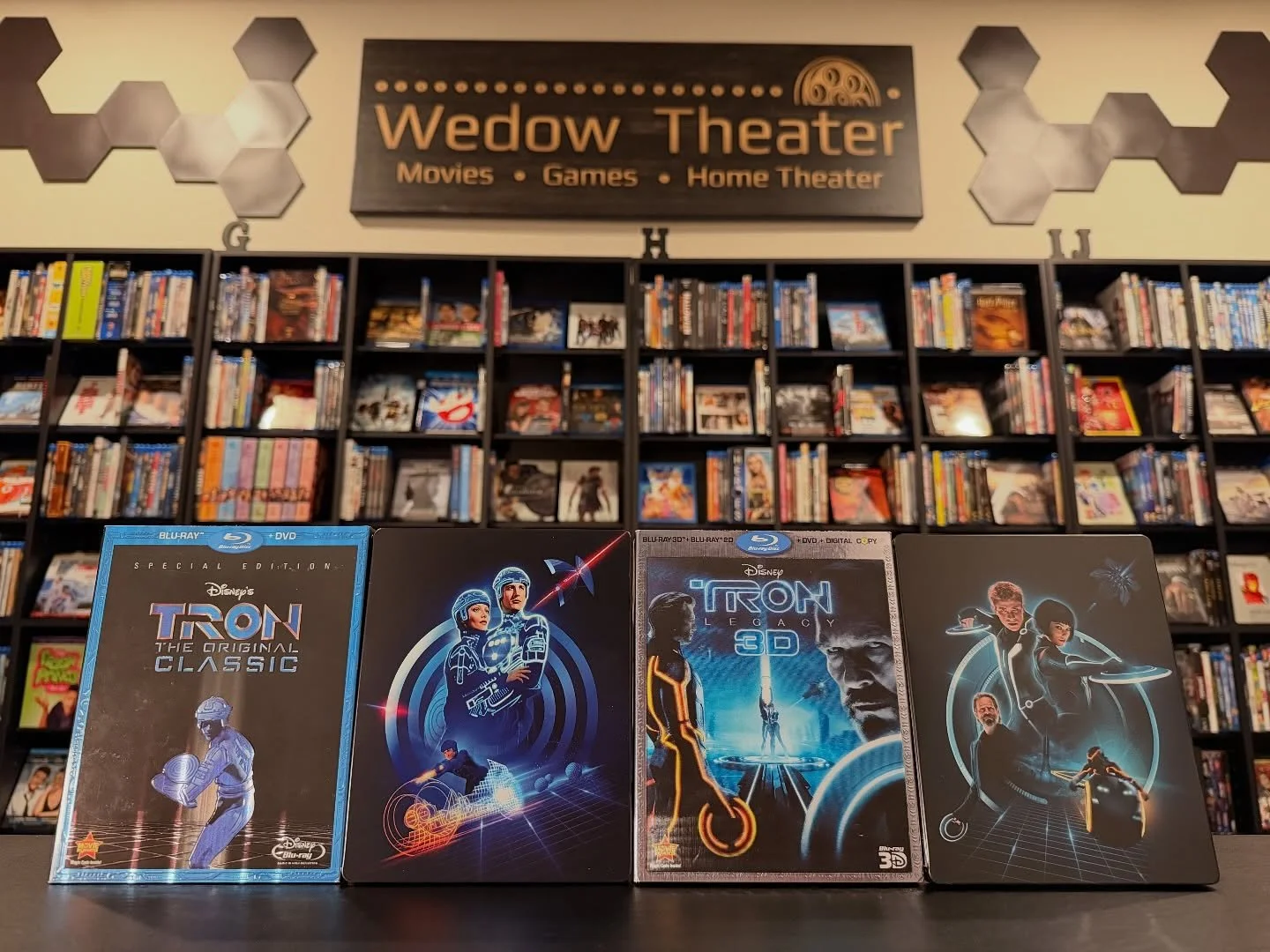 Finally resorted to eBay to get a copy of the 4K SteelBook of Tron Legacy. This one was way too difficult to get even through preorders. But at least it completes my Tron set.