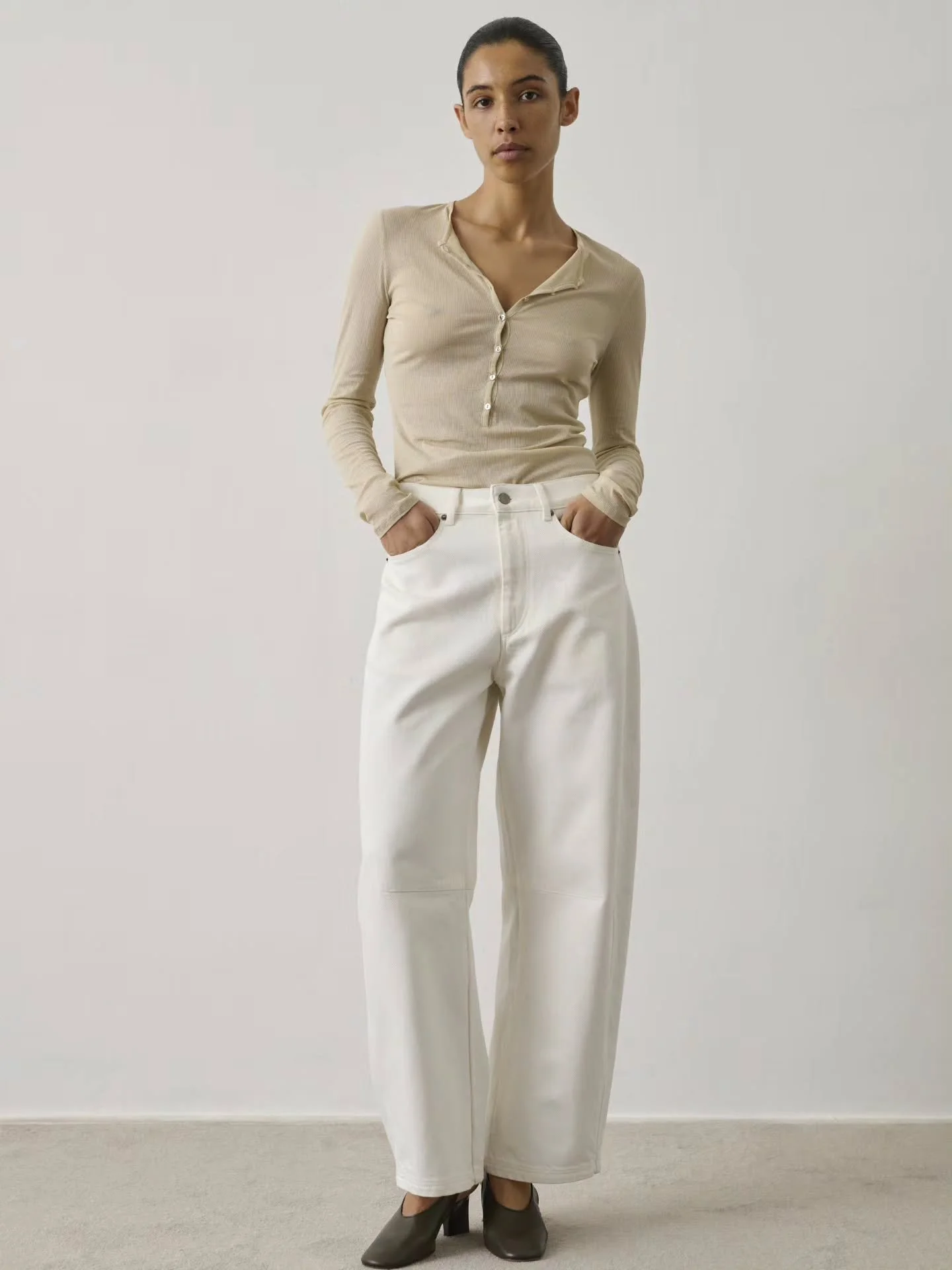 Discover the latest pieces designed by Soeur... This selection highlights a tailored femininity, assertive in its lines and delicate in its materials. Noble materials, controlled volumes and a luminous palette create a natural Parisian look, faithful