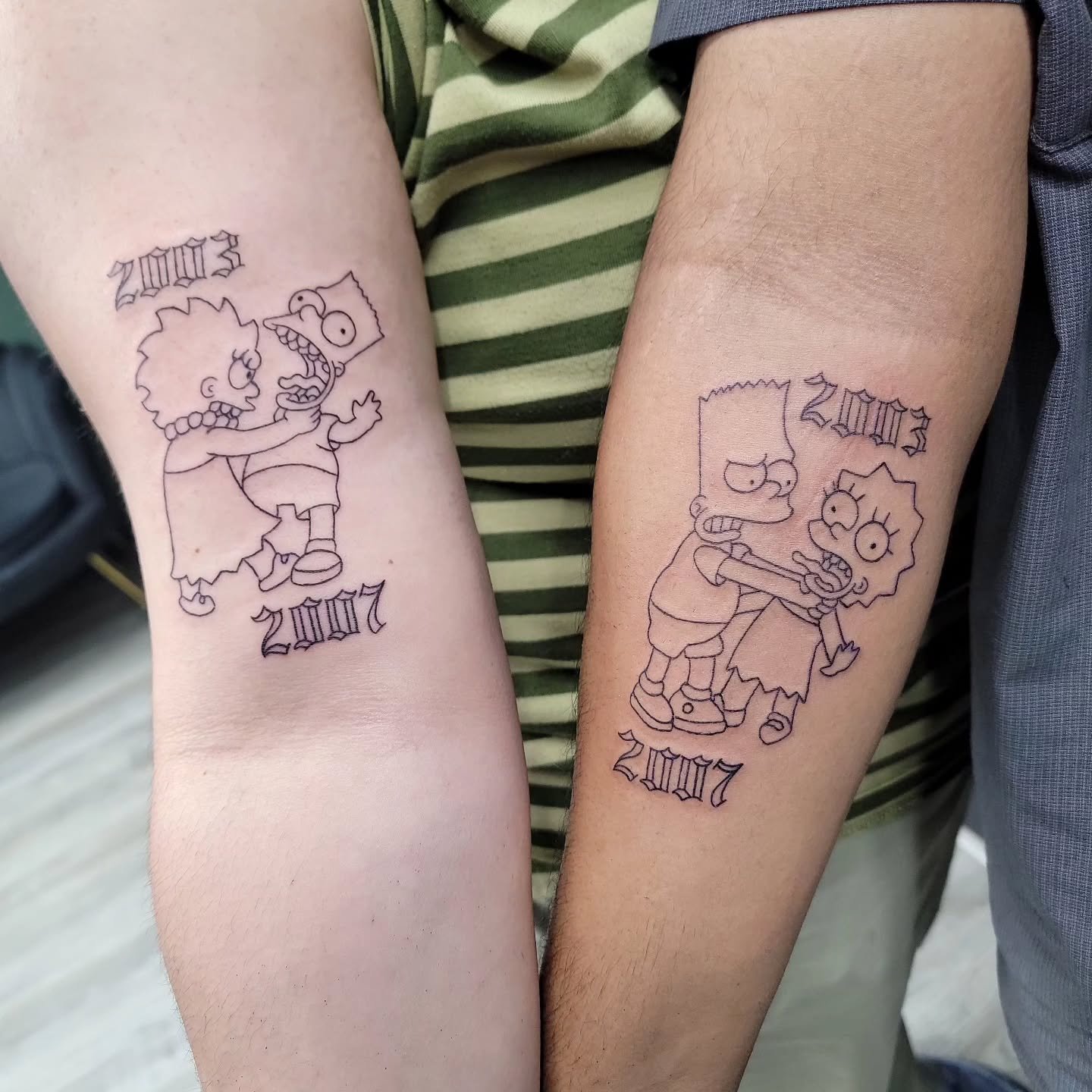 Siblings tattoos by @aestheticcraze 
.
#Simpsons #lisasimpson #bartsimpson #siblingtattoo #oldenglishtattoo #blacksheepfoco #aestheticcraze #familytattoo