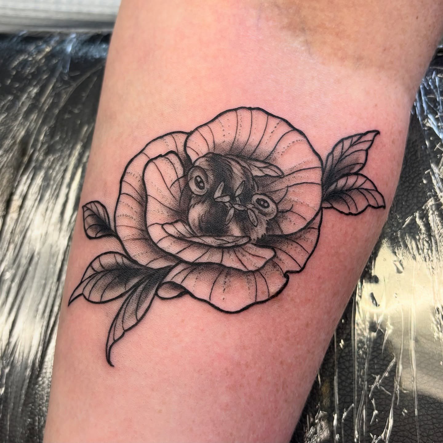 Bees napping together in a flower 🐝🌸 

Done by @snailtoestattoo 

-

#beetattoo #flowertattoo #floraltattoo #bugtattoo #foco #fortcollinstattoo #fortcollinstattooartist