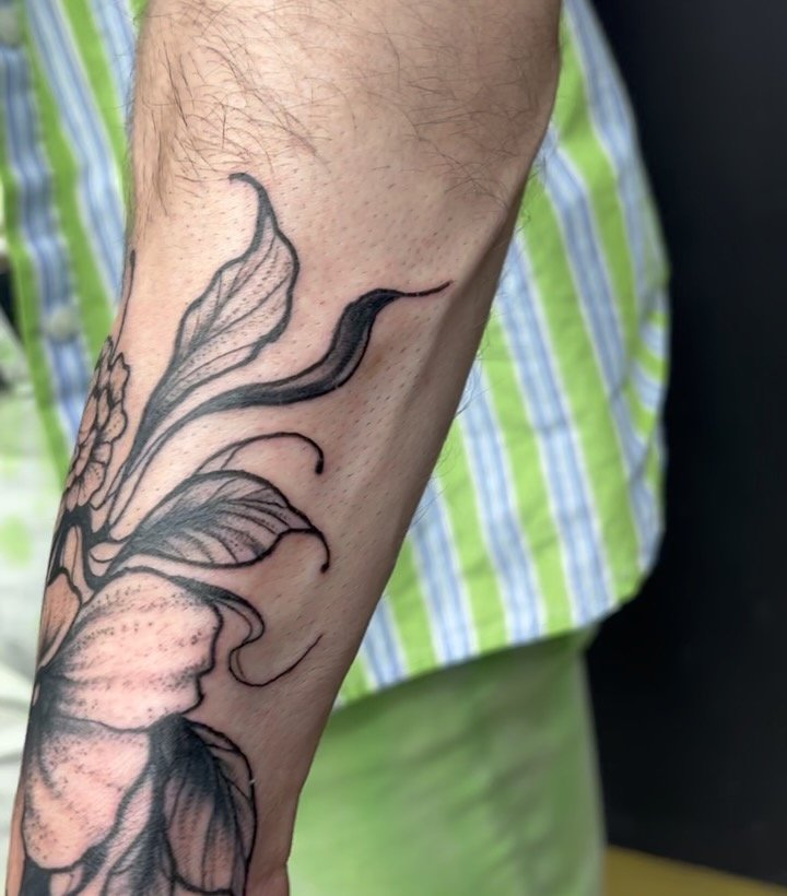 Flower hand tattoo with a pop of green 🍃

Done by @snailtoestattoo. DM or email him to book an appointment!

-

#flowertattoo #handtattoo #fortcollinscolorado #fortcollinstattooartist #fortcollinstattoo #coloradotattooartist #queertattooartist