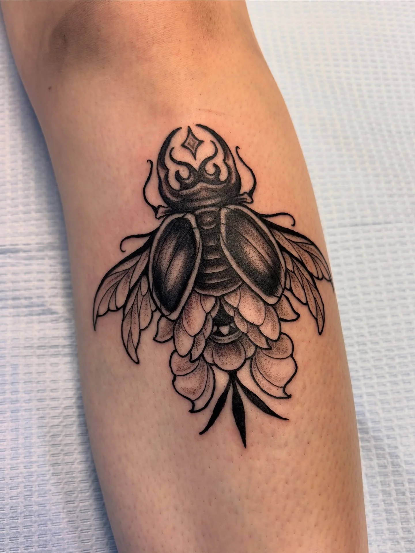 Beetle by @snailtoestattoo 🪲🌸

-

#bugtattoo #beetletattoo #floraltattoo #flowertattoo #fortcollinstattoo #fortcollinstattooartist