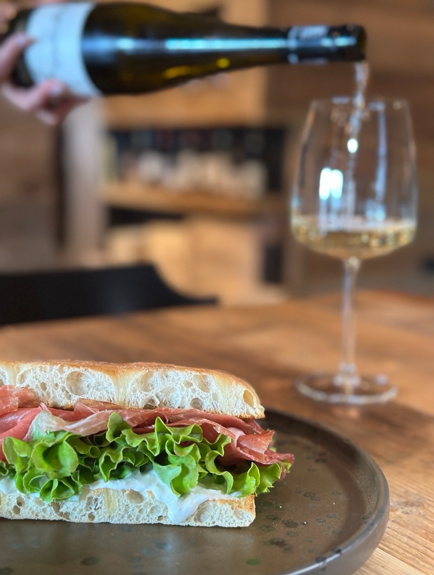 Focacce calde, croccanti al punto giusto, farcite con ingredienti di prima qualit&agrave;&hellip; accompagnale con un buon calice di vino🥂
&Egrave; la combo perfetta 😉 

#legiarefolgaria #youralpinebreak #folgaria #alpecimbra #trentino #visittrenti