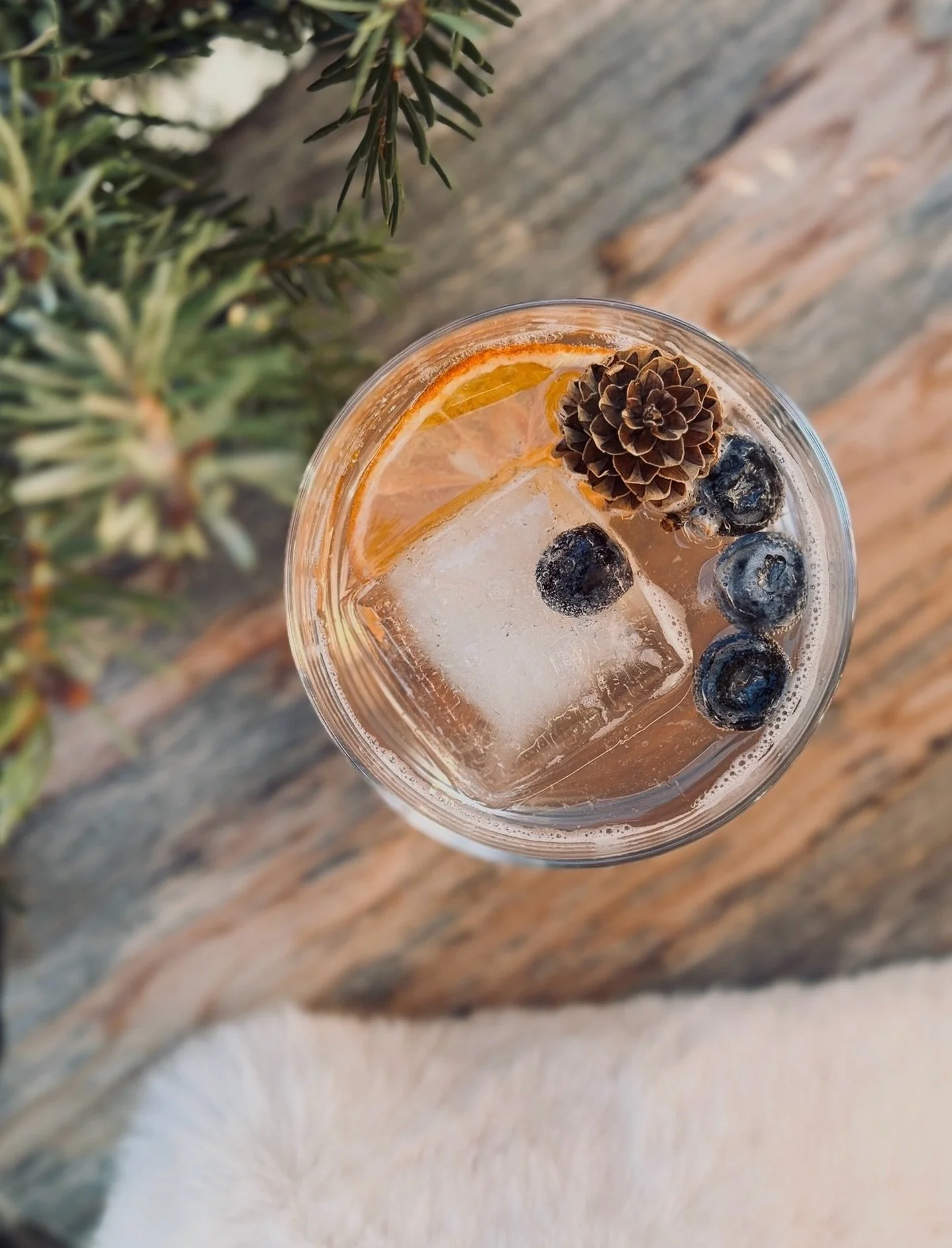 Il nostro inconfondibile aperitivo Le Giare &reg;️ &egrave; un vero must! 
Racchiude tutti i profumi e i sapori del bosco e della montagna🌲
E tu, l&rsquo;hai gi&agrave; provato?

#legiarefolgaria #youralpinebreak #folgaria #alpecimbra #trentino