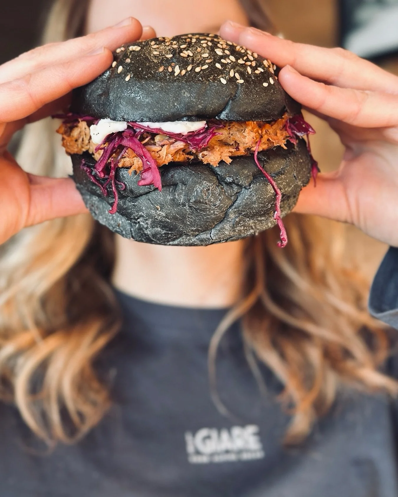 Un equilibrio perfetto: morbido bun artigianale al carbone, pulled pork, cavolo cappuccio e fonduta di Vezzena 😋 

#legiarefolgaria #youralpinebreak #alpecimbra #trentino #bistro