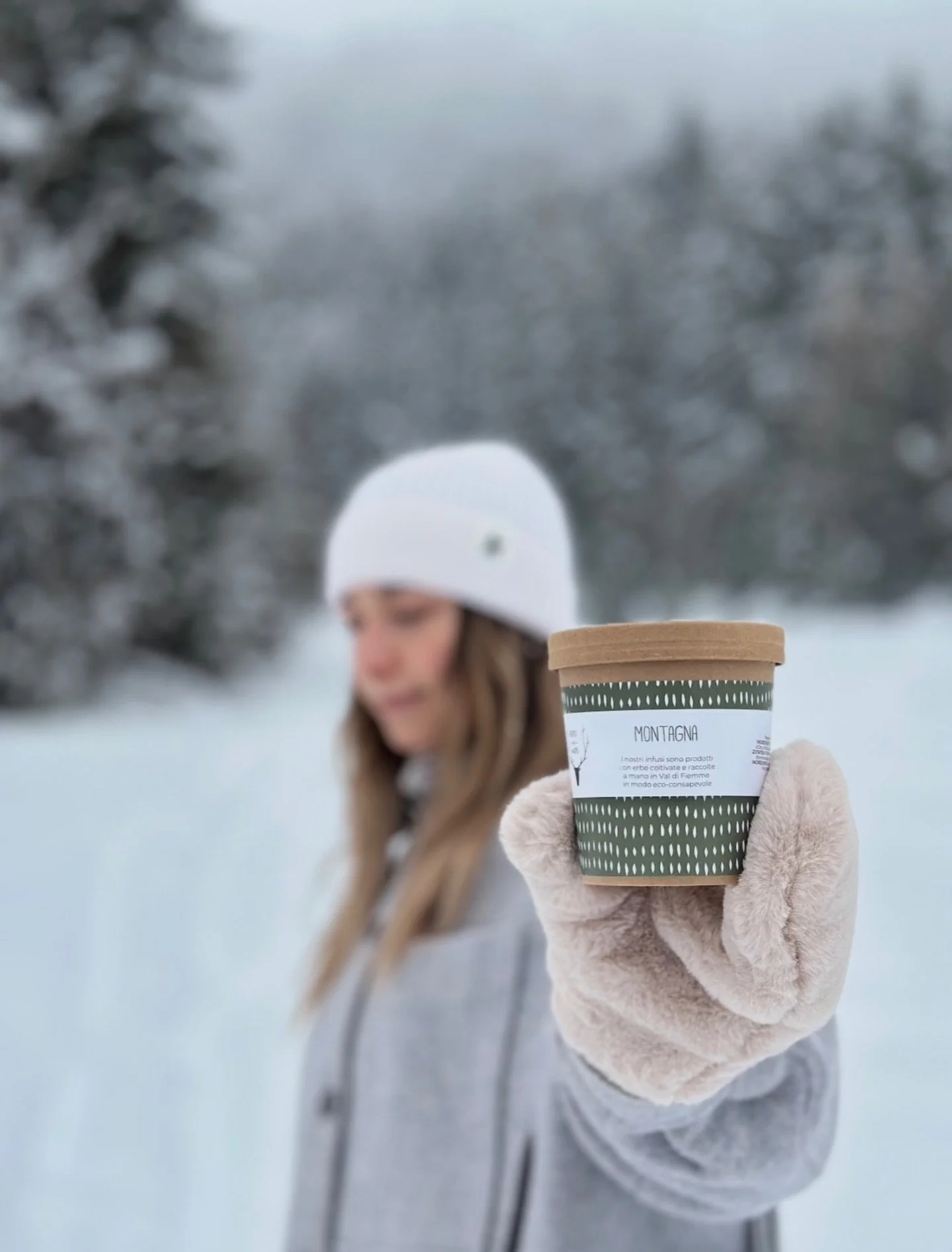 Herbs of the Alps &egrave; una piccola realt&agrave; nel cuore della Val di Fiemme 🏔️
Abbiamo selezionato per voi le loro tisane, raccolte a mano con cura e rispetto per la montagna.
Caldo Abbraccio, Montagna, Buon Umore e Dopo Pasto: sapori diversi