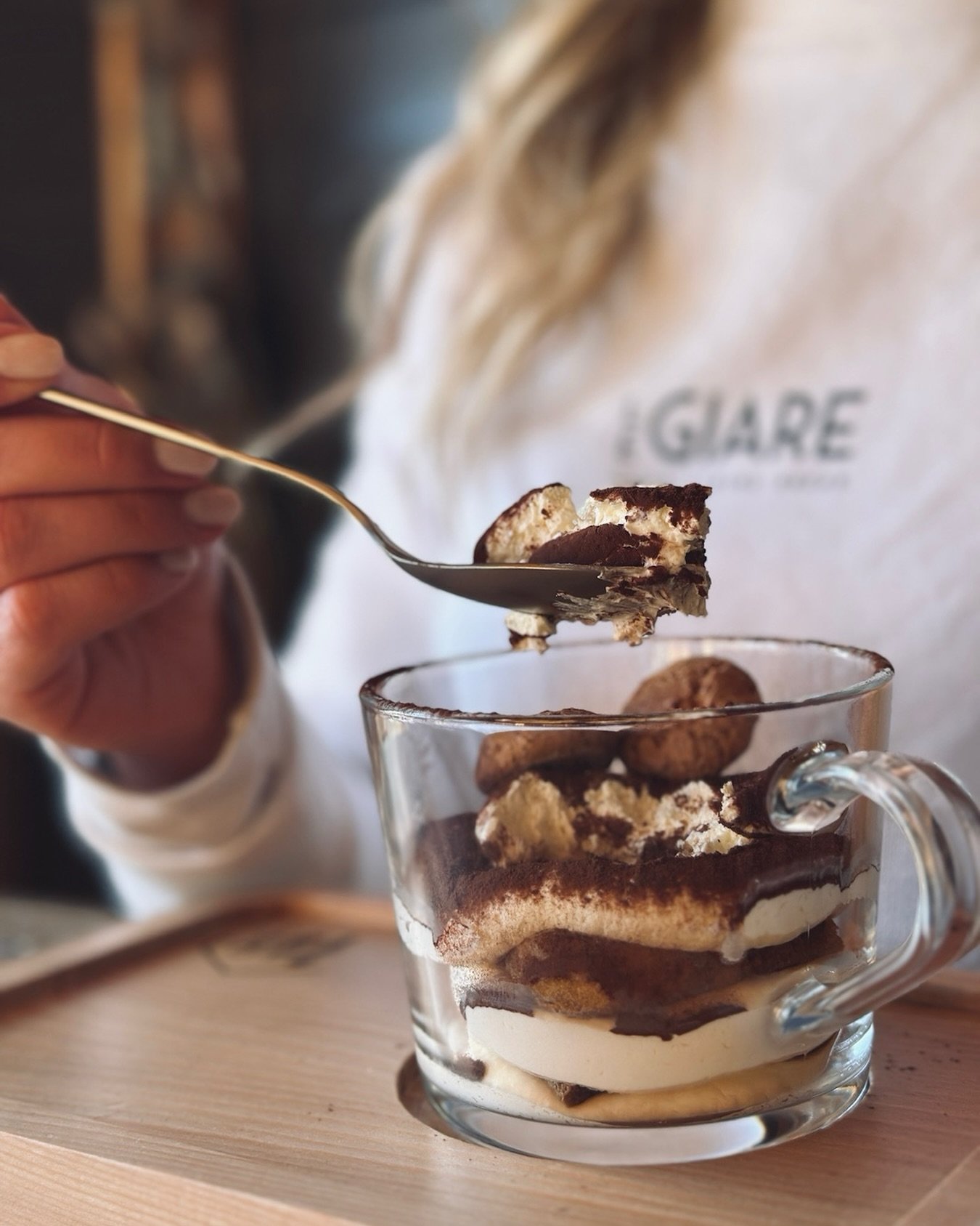 Il nostro tiramis&ugrave; fatto in casa&hellip; 🤎
Un cucchiaio tira l&rsquo;altro! 🥄

#legiarefolgaria #youralpinebreak #folgaria #trentino #tiramis&ugrave;