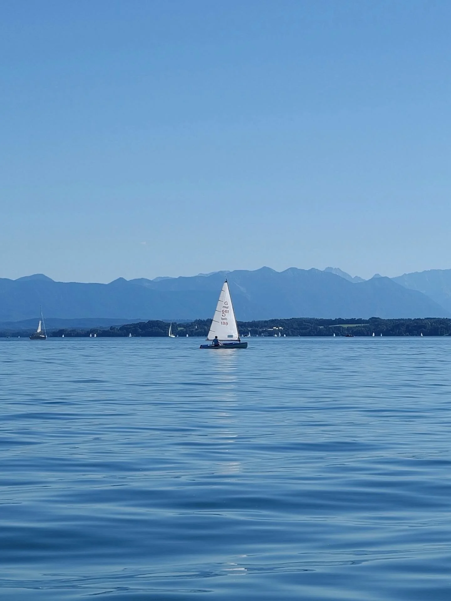 perfect blue

#lakeview #sailingphotography #lakestarnberg #starnbergersee