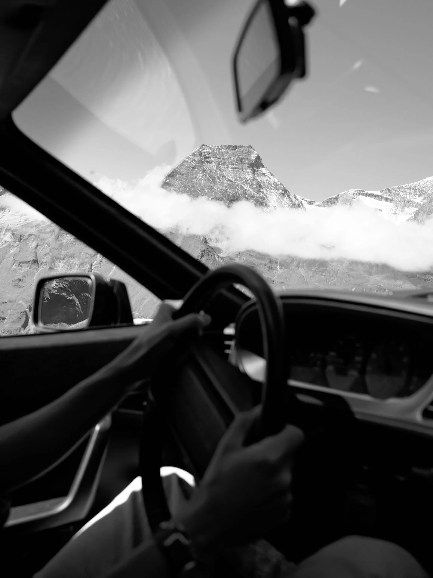 mountain views. simplified.

less about the colours. more about the atmosphere.

how would you have captured these moments?

#blackandwhitephotography #mountainphotography #mountainviews #quietlandscapes #natureminimalism #drivevintage #dlbrtdltnts
